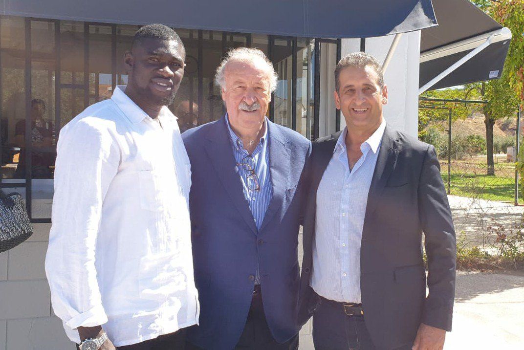 Vicente del Bosque, con Alejandro Benítez, presidente de la UD Alma de África, y uno de sus miembros.