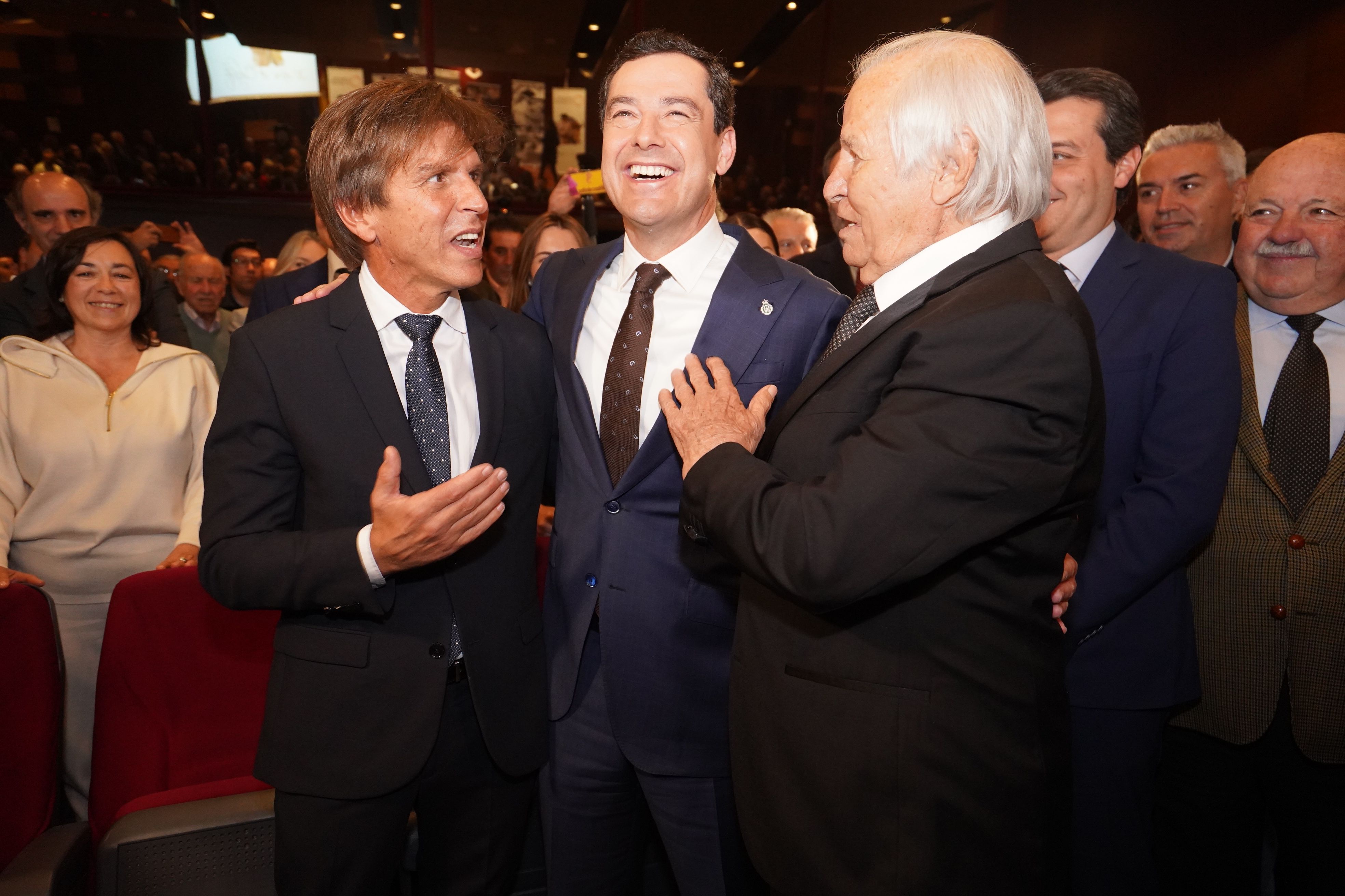 Moreno Bonilla, entre 'El Cordobés' padre y su hijo.   @JUNTA DE ANDALUCÍA