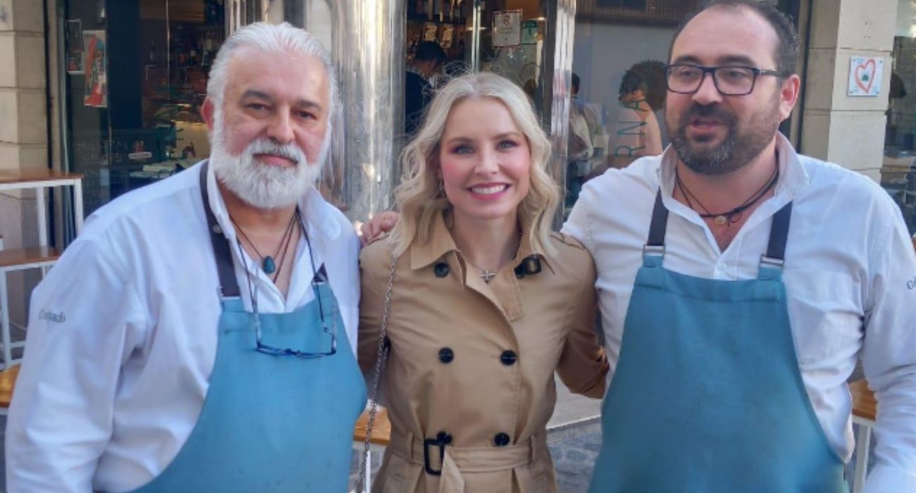 Soraya, junto a dos trabajadores de La Taberna Gourmet.