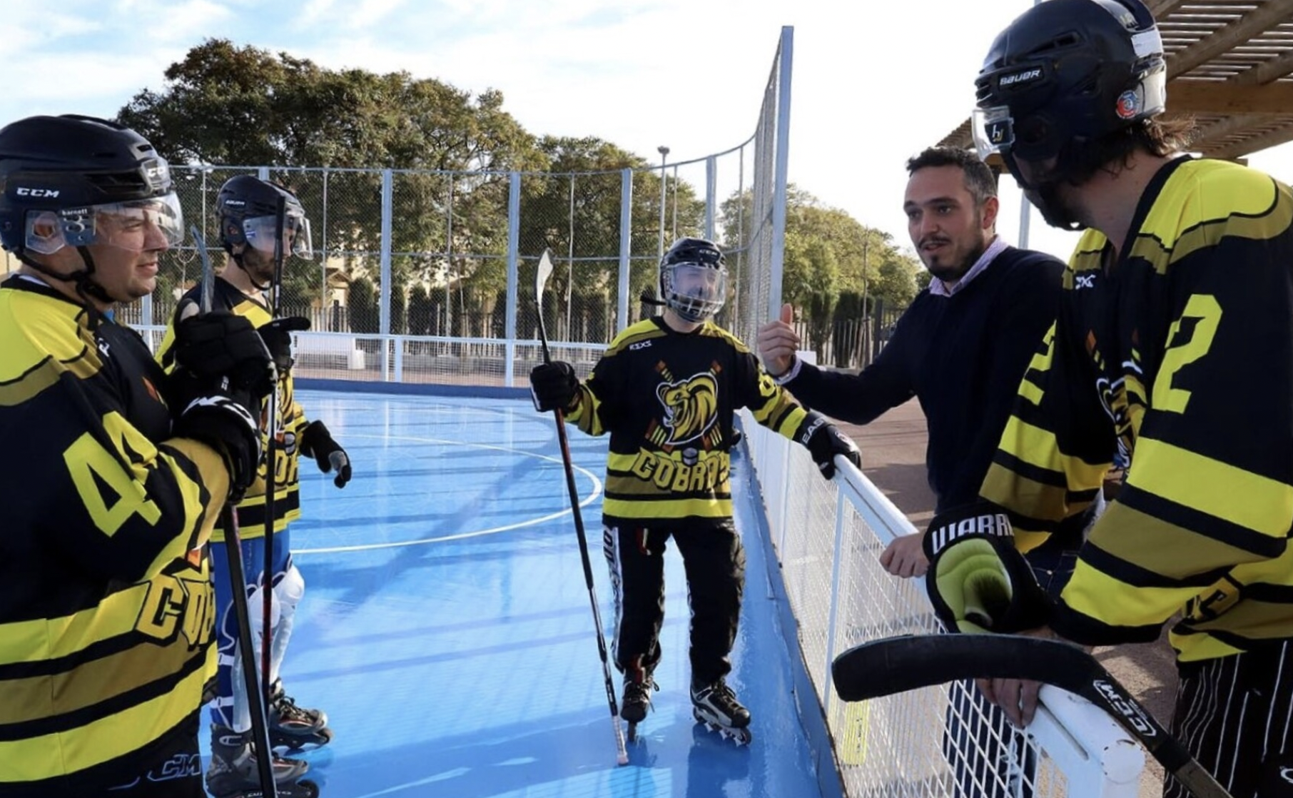 El delegado de Deportes y Medio Rural, Jesús Alba, junto a miembros del equipo Cobras Jerez hockey en el espacio multideportivo de Chapín.