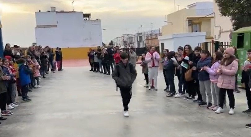 Antonio, el joven herido grave en la cabalgata de Reyes de Marchena, vuelve al colegio entre aplausos.  RTVE MARCHENA