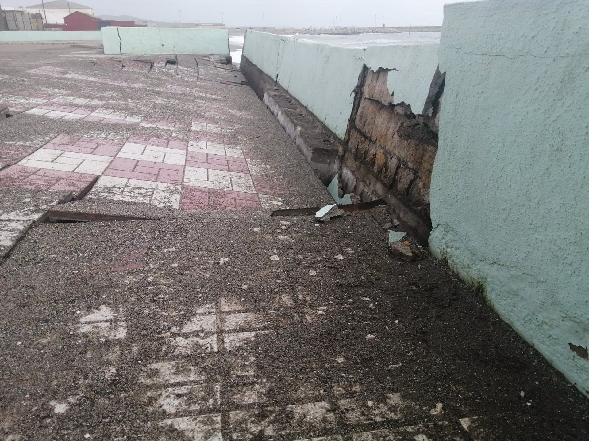 Así ha quedado el paseo marítimo de La Línea tras el temporal de viento.  AYUNTAMIENTO DE SEVILLA