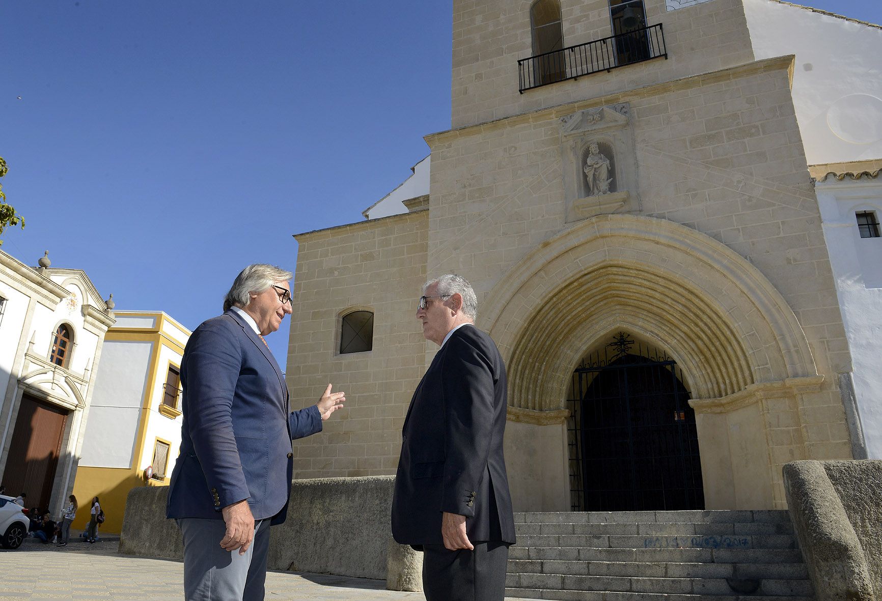 El delegado de Cultura, Francisco Camas (i), y el hermano mayor de las Tres Caídas, Feliciano Pérez de Azpillaga, tras la presentación del ciclo de conferencias dedicado a San Lucas.