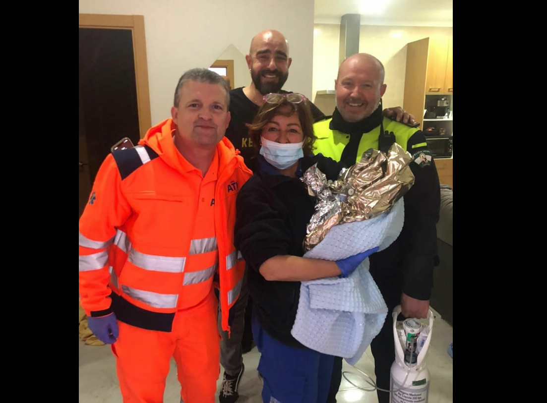 Efectivos de Policía Local y Servicios Sanitarios que atendieron un parto en una casa de Lebrija.
