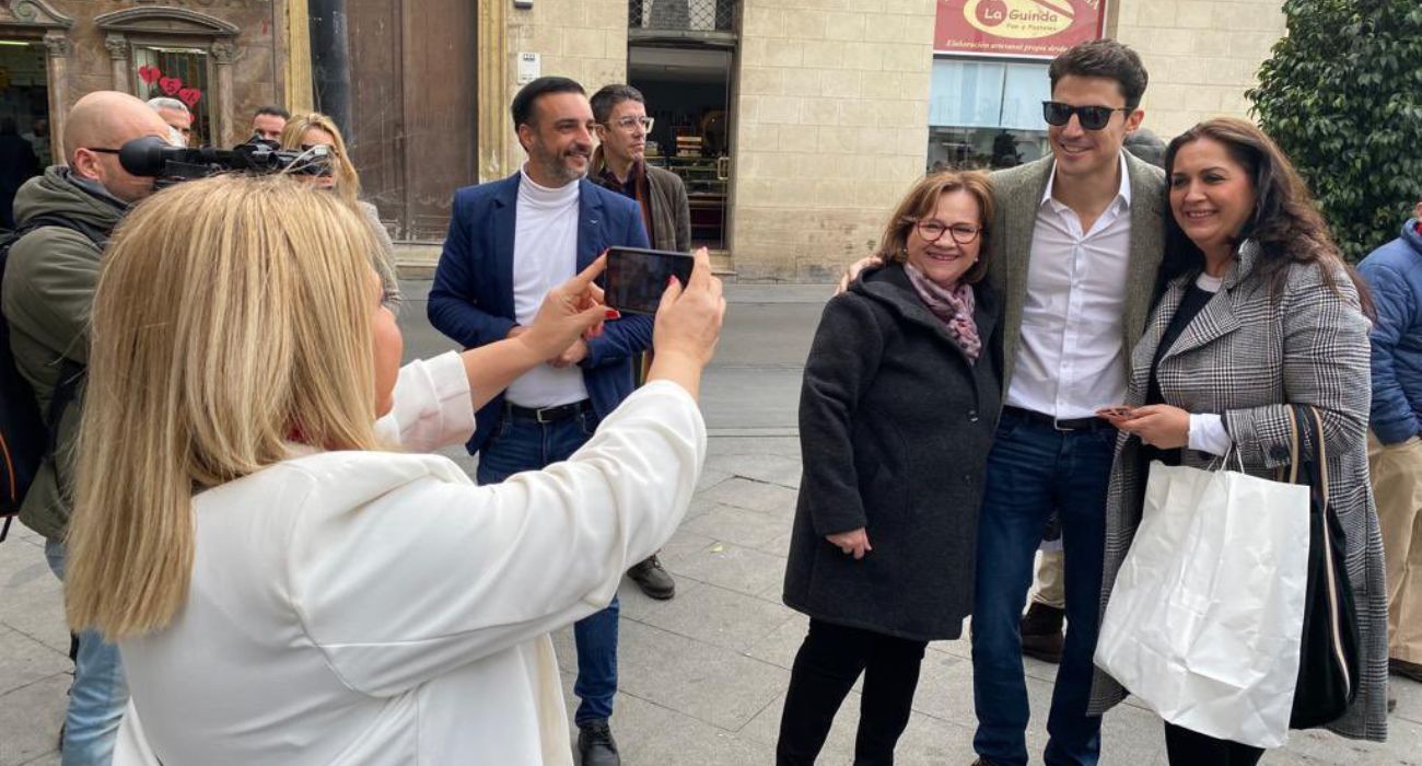 El actor Álex González, fotografiado por Mamen Sánchez, junto a dos fans. 