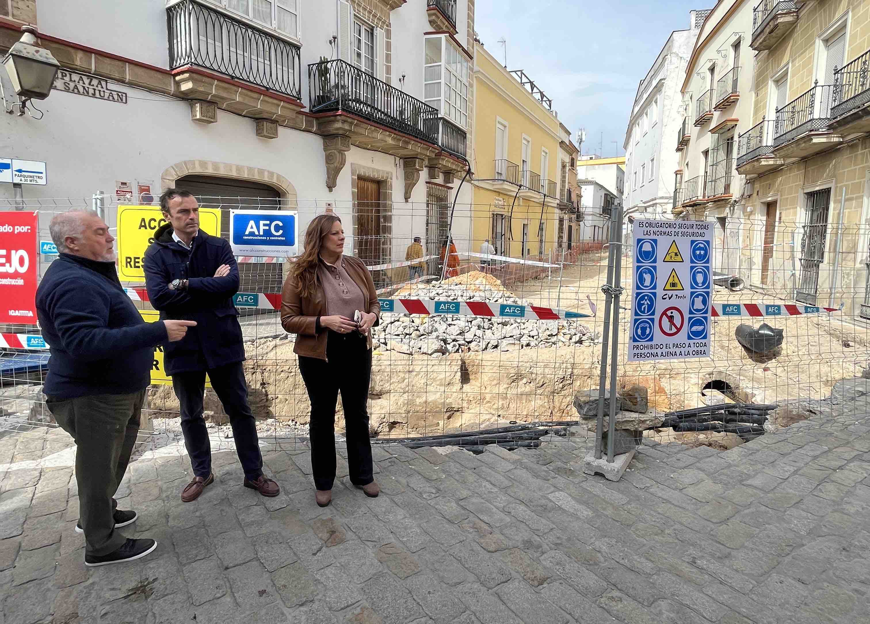 El candidato a la Alcaldía de Cs, Manuel Méndez, junto a su compañera de partido, Estefanía Brazo, y un vecino de la zona, llevará al próximo pleno los problemas que están ocasionando unos trabajos que no presentan avanzas y sí muchas molestias.