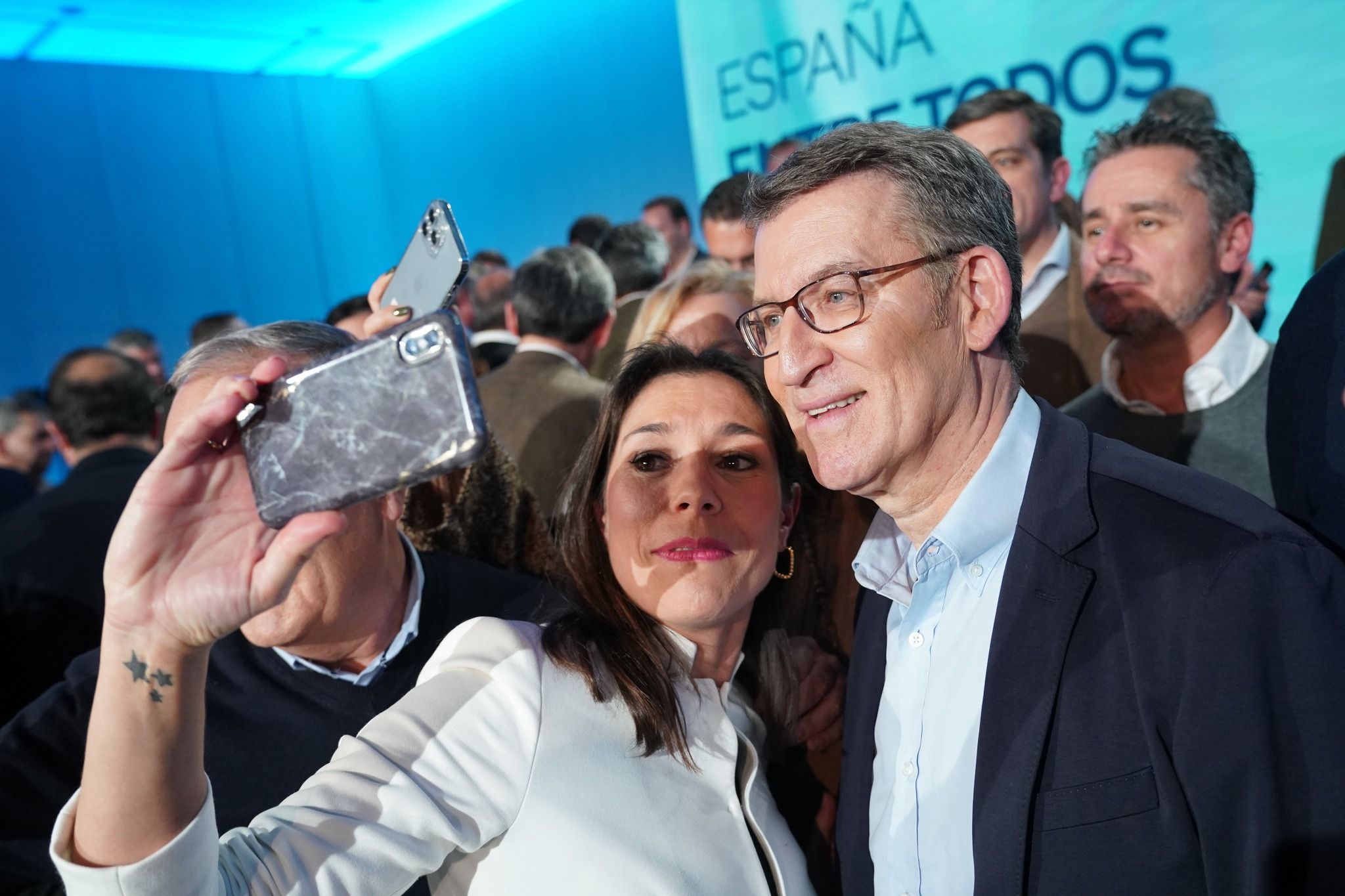 Alberto Núñez Feijóo, líder del PP, haciéndose un selfie.