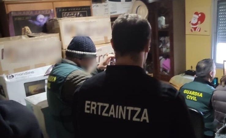Agentes de la Ertzaintza y la Guardia Civil. 
