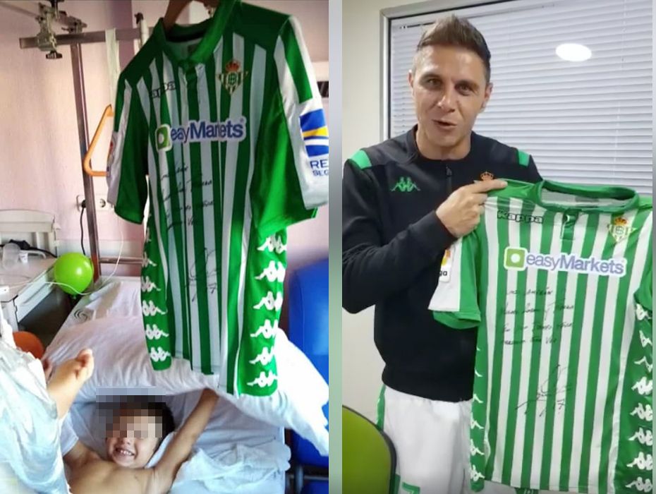 Joaquín, mandando su camiseta al pequeño Luis.