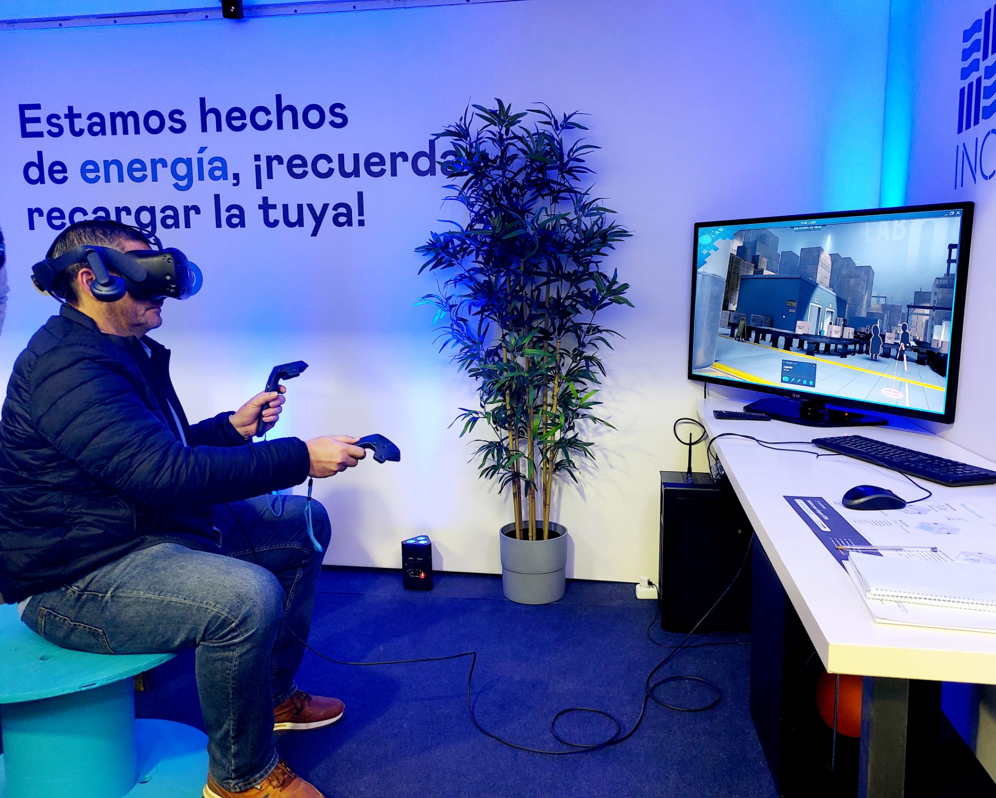 La tercera fase incorpora gafas de realidad virtual para demostración de proyectos y nueva maquinaria de impresión 3D para modelaje de mayor precisión.