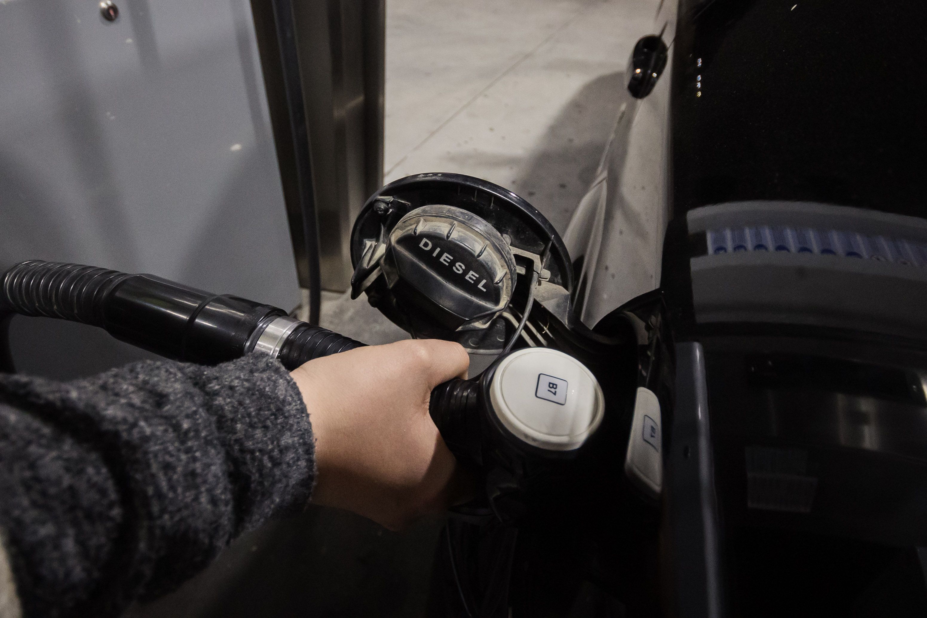 Repostando gasóleo en una estación de servicio.