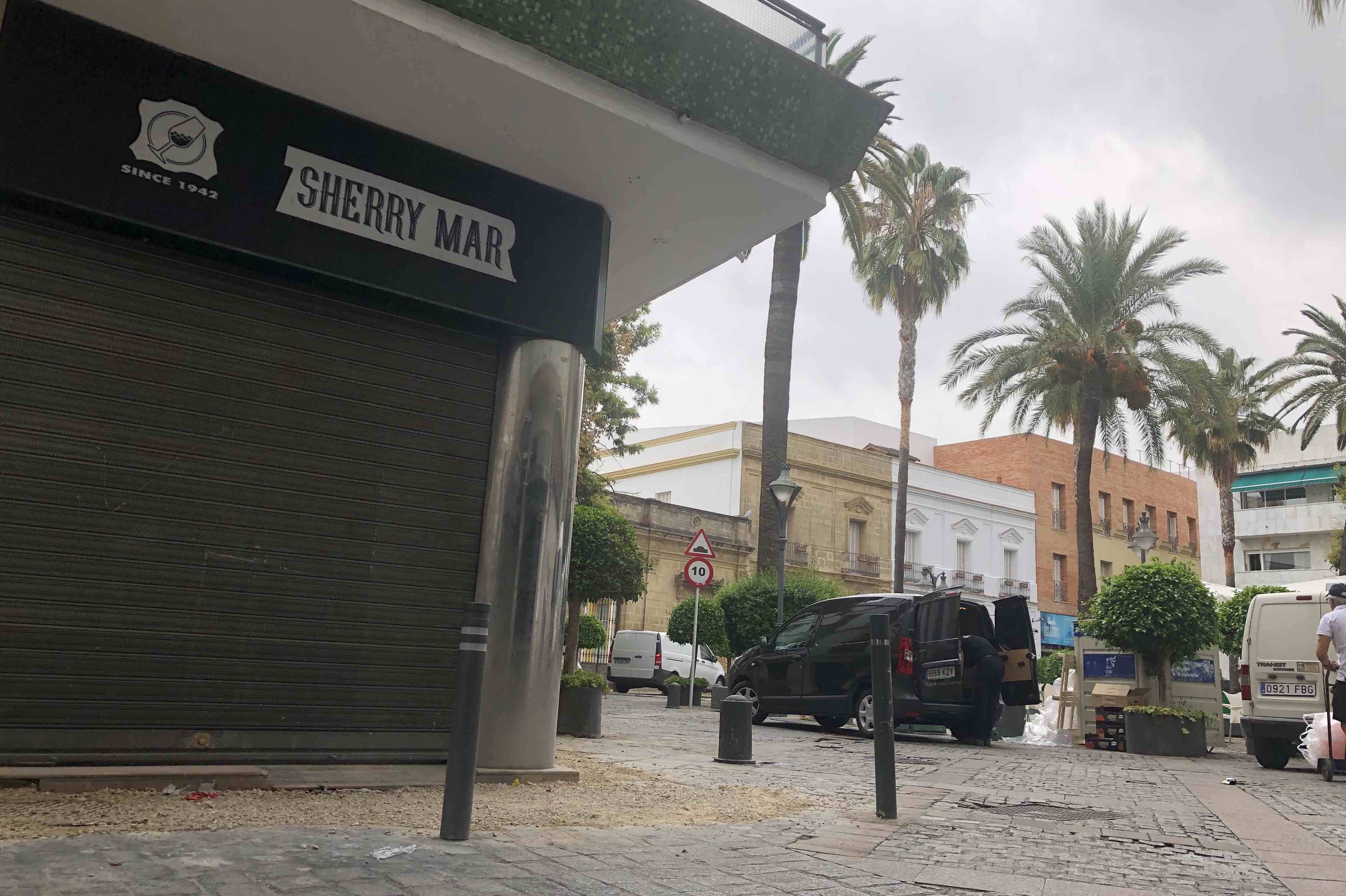Local de plaza del Progreso cuyas obras para un negocio hostelero han sido paralizadas. FOTO: lavozdelsur.es