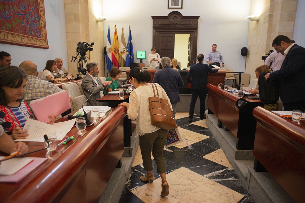 El gobierno local y representantes de la oposición, durante un pleno del Ayuntamiento.