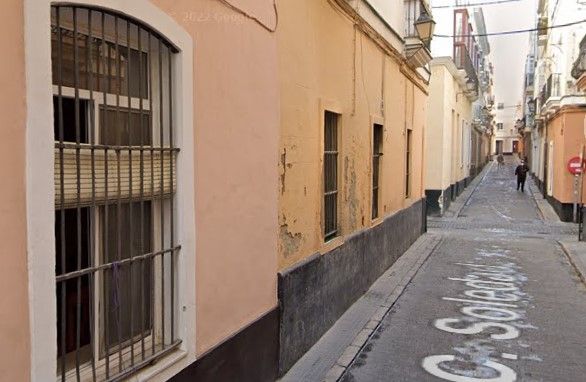 Calle Soledad de Cádiz.  MAPS "Apuñalan a un agente de Policía en Cádiz: uno de los agresores tenía que entrar en prisión por asesinato",