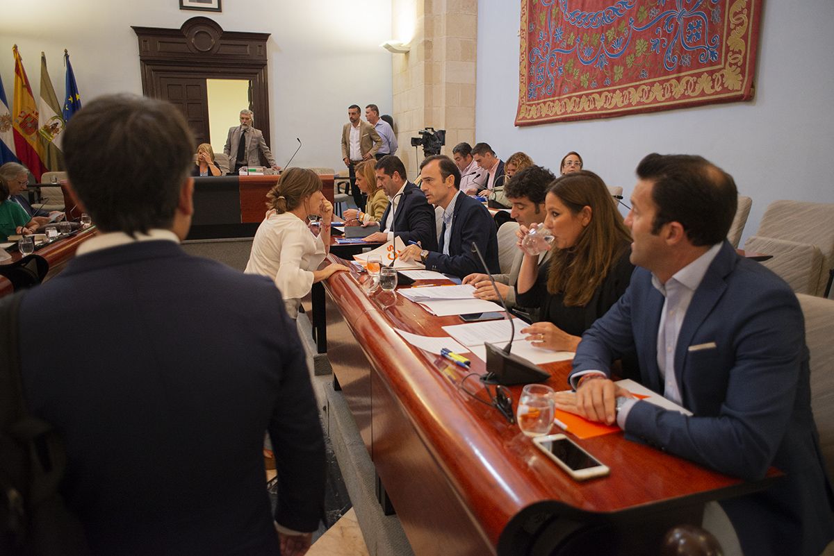 Saldaña, de espaldas, junto a la bancada de PP y Cs, en el último pleno ordinario de septiembre. FOTO: MANU GARCÍA