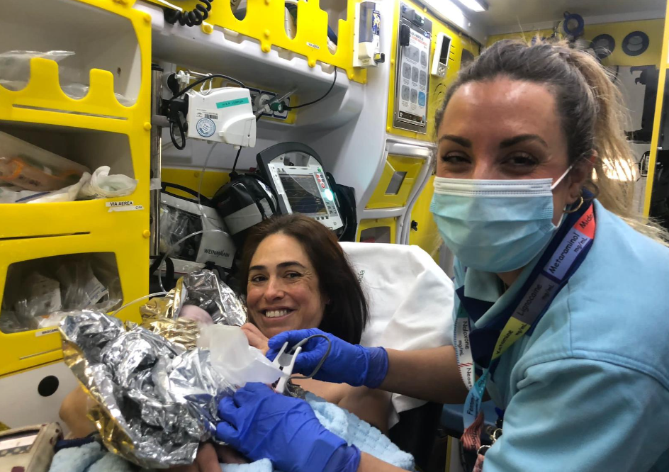 Elizabeth junto a su bebé en la ambulancia tras haber dado a luz en su casa de Lebrija.