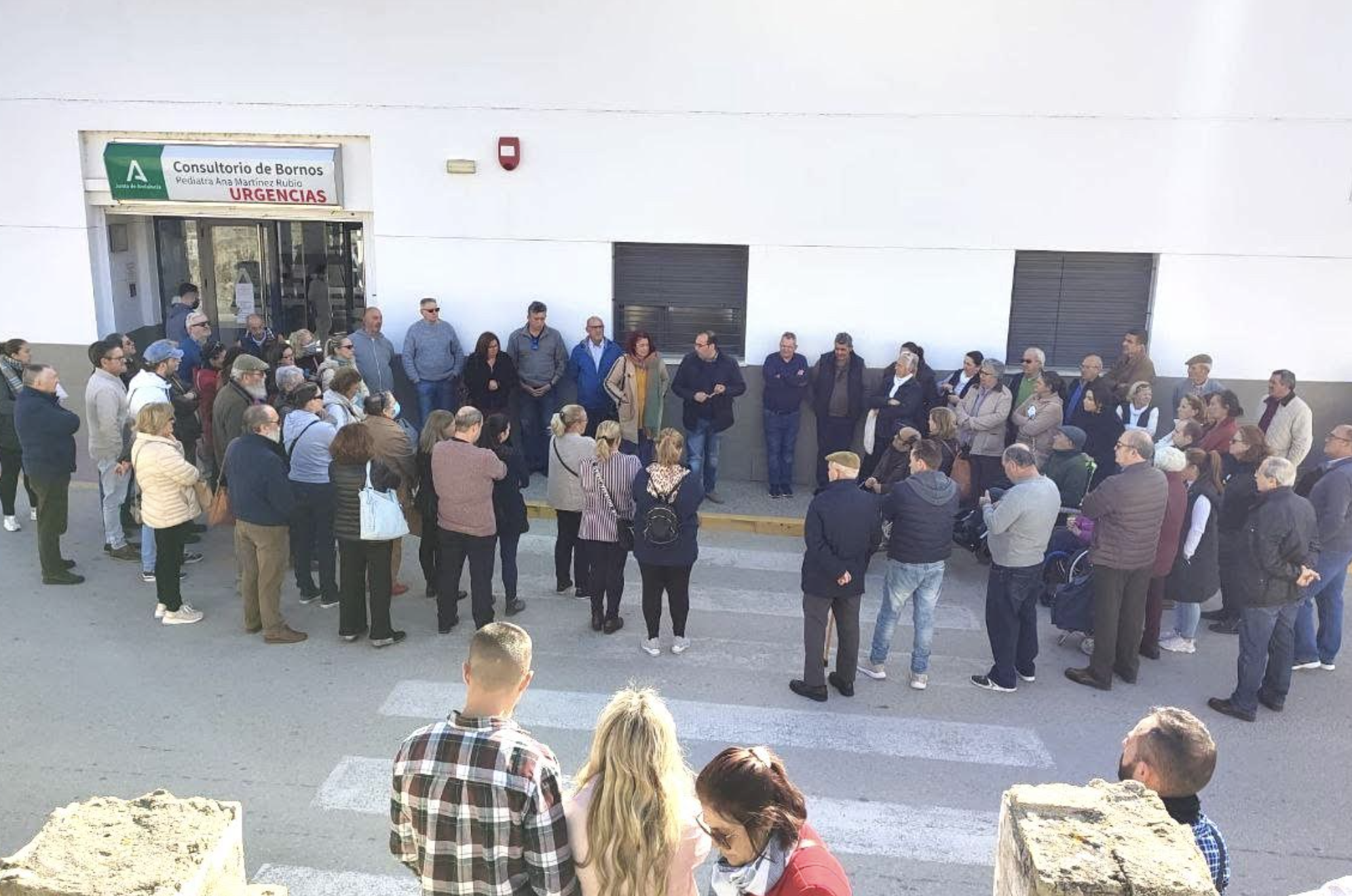 Protesta en un centro de salud de la Sierra de Cádiz, este jueves, por los problemas que atraviesa la Atención Primaria.