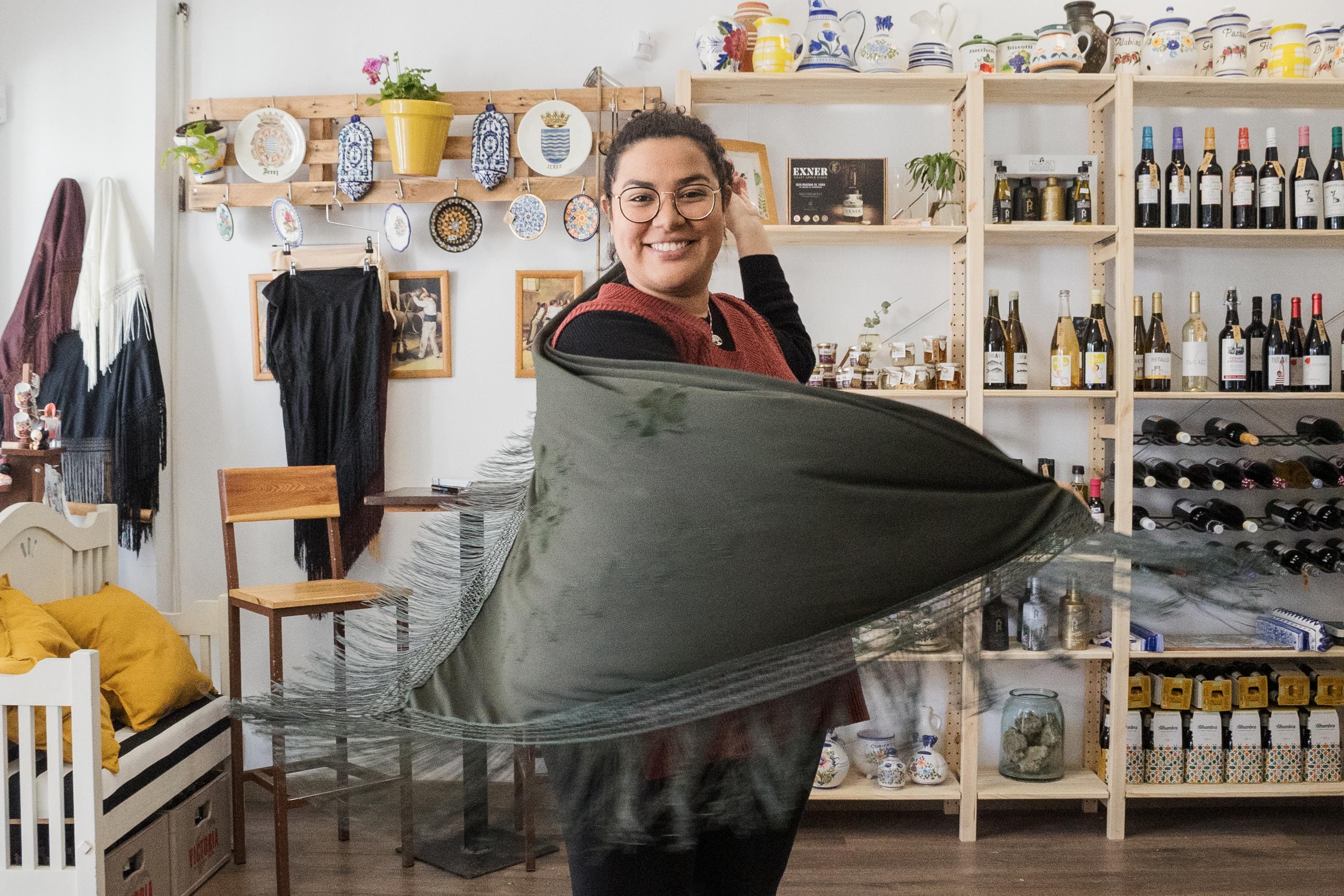 Mariana en el interior del local del centro de Jerez envuelta en un mantón.