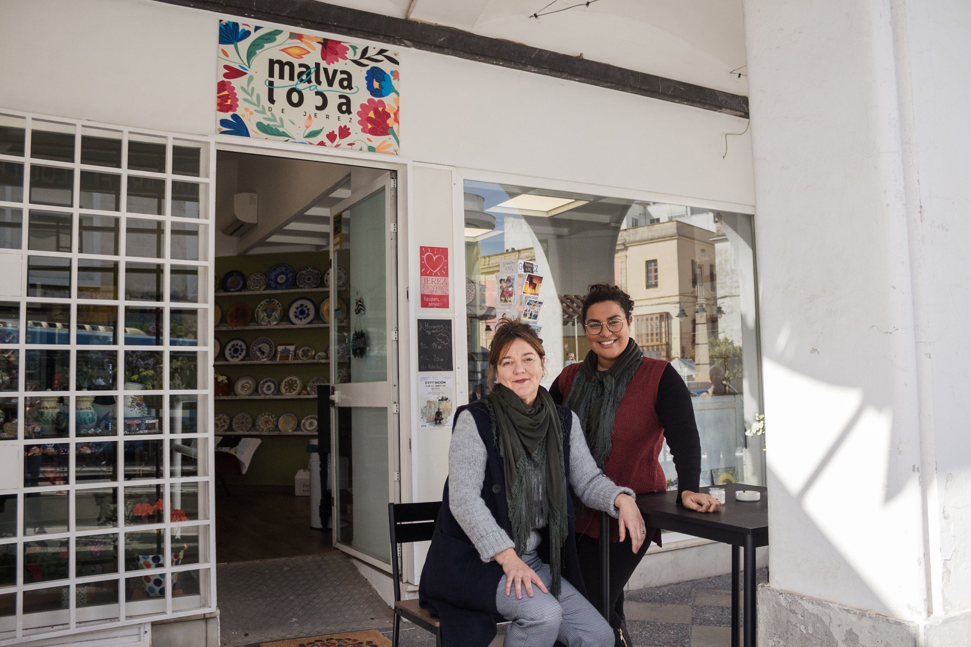 Mariana y Yolanda en la puerta de Malva Loca. CANDELA NÚÑEZ
