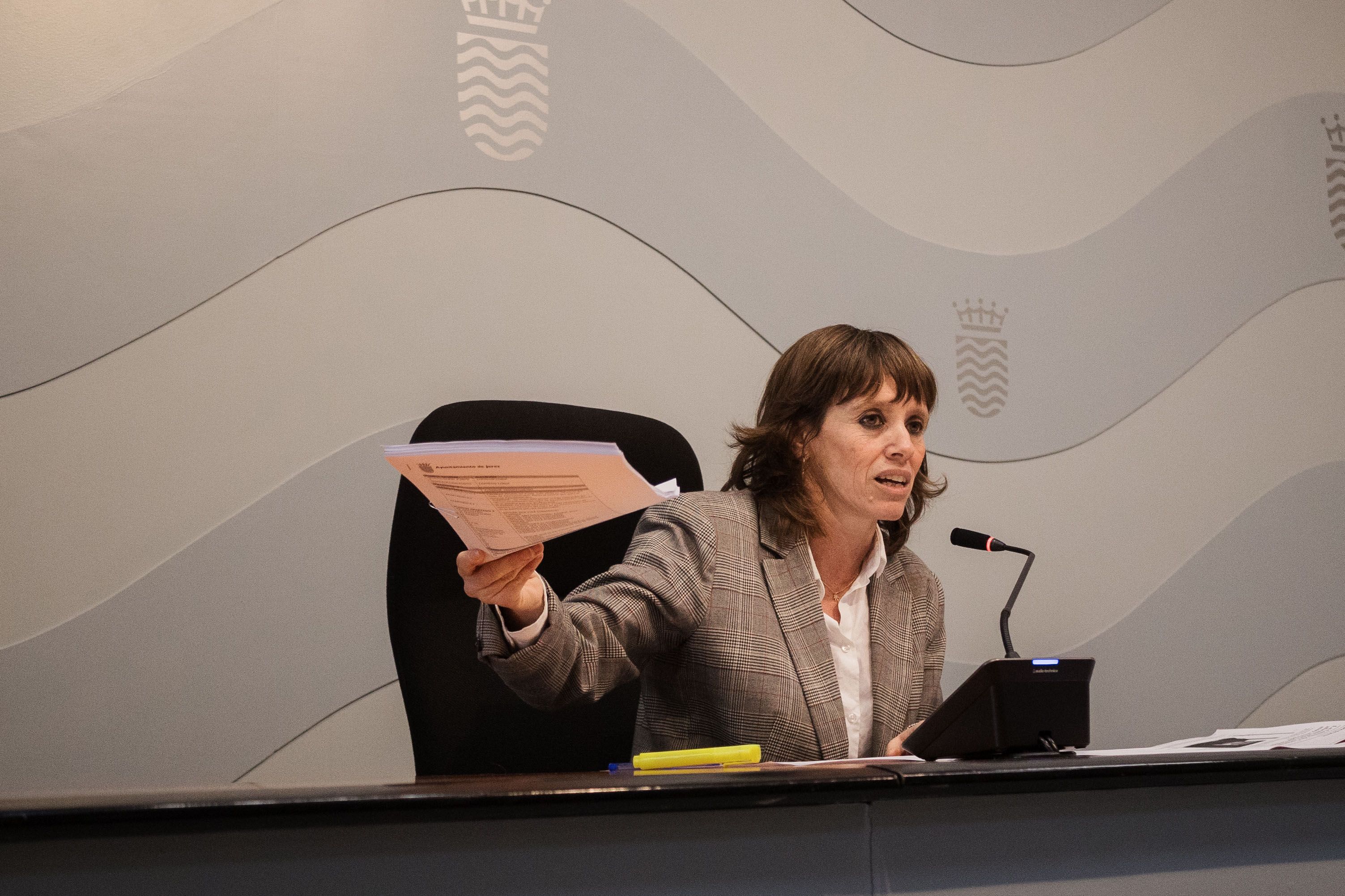 Laura Álvarez, responsable municipal de Hacienda y Recursos, este jueves en rueda de prensa en el Ayuntamiento de Jerez: "Pelayo repartió 2,6 millones en sobresueldos a dedo a la plantilla antes de las elecciones de 2015".