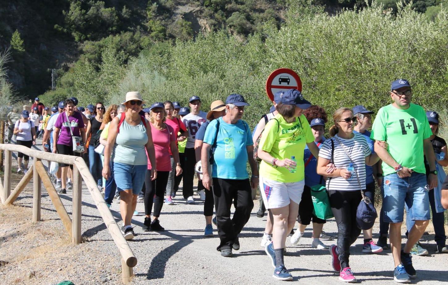 Un momento del encuentro de personas con necesidades especiales en la Vía Verde.