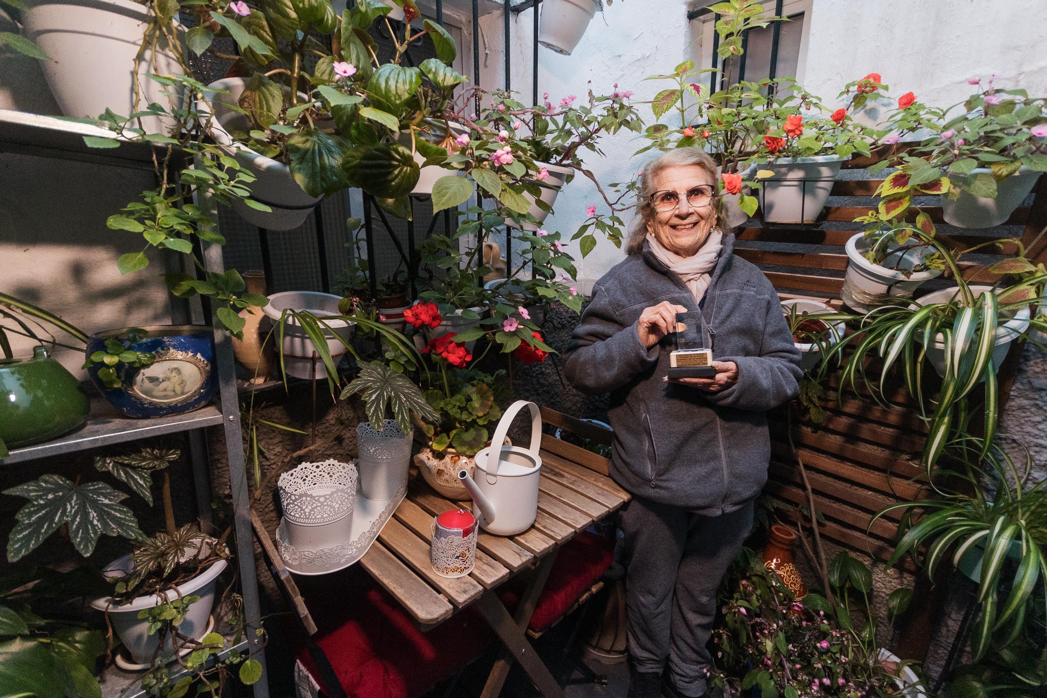 Josefa en el patio de su casa, repleto de macetas. 