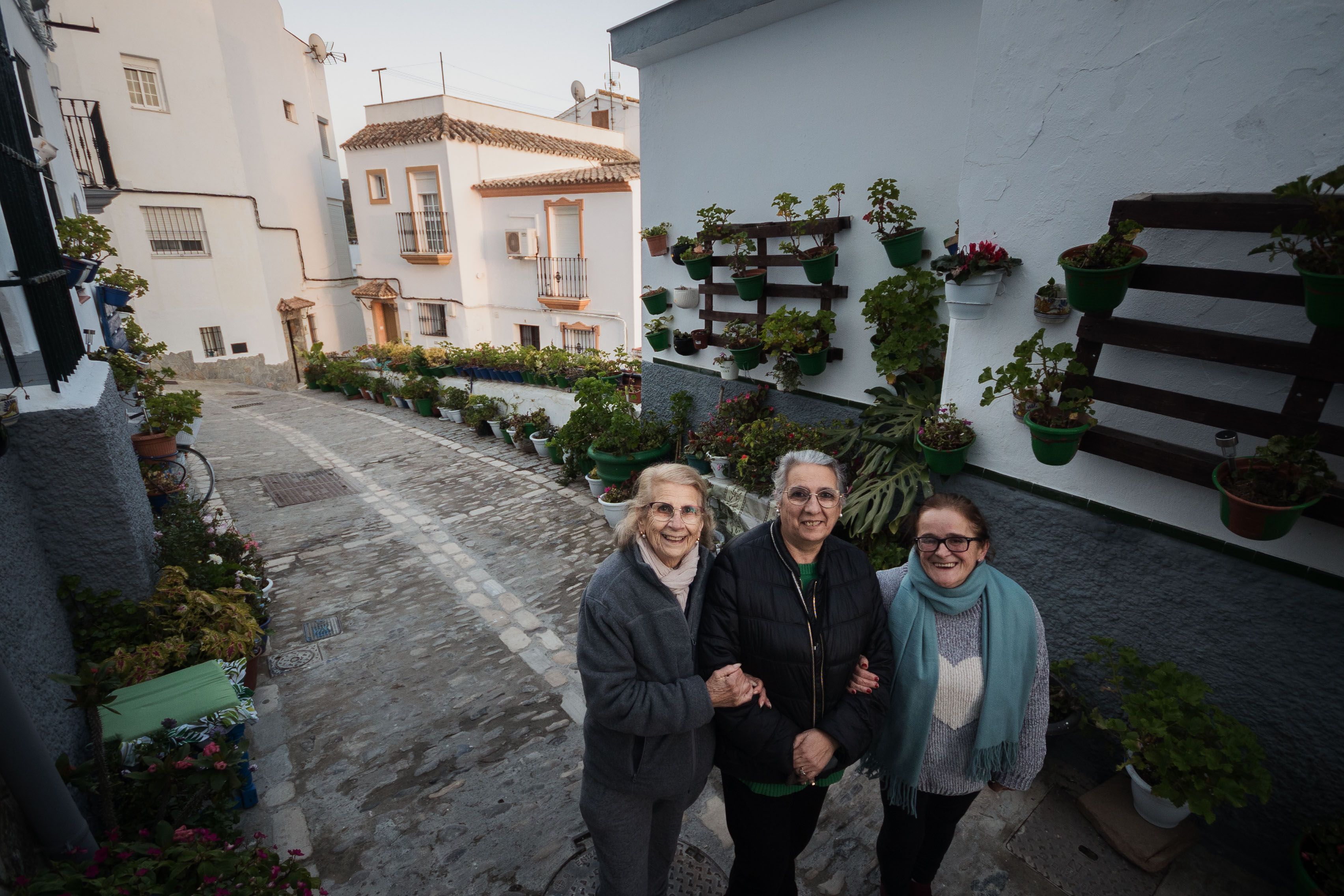 Josefa junto a su nuera Rocío y su hija Dolores en la calle Sánchez de la linde en Alcalá de los Gazules. 