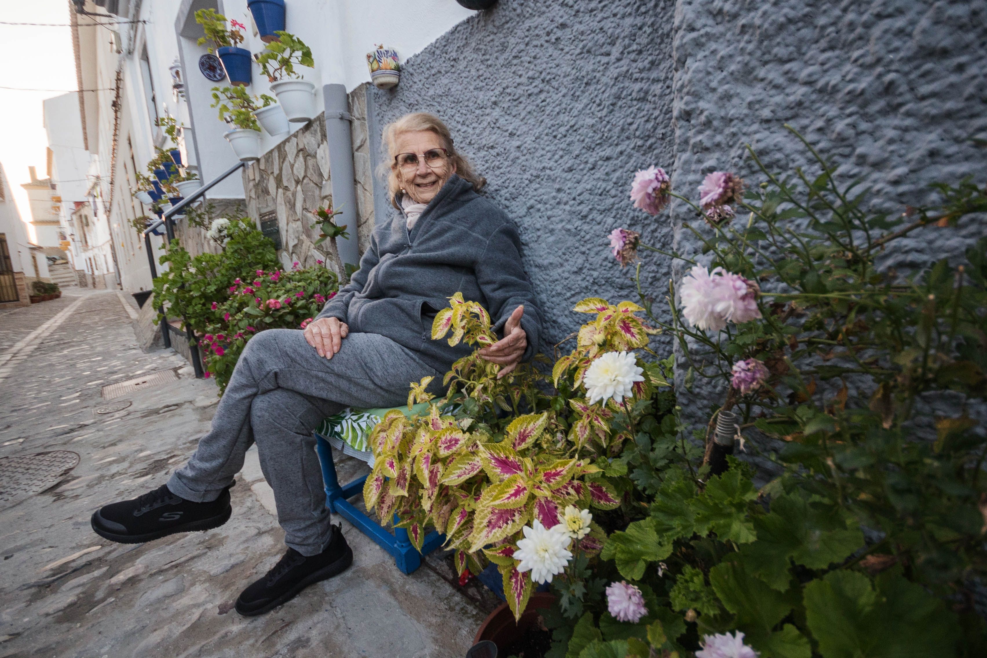 Josefa sentada en la silla de la zapatería de su marido.