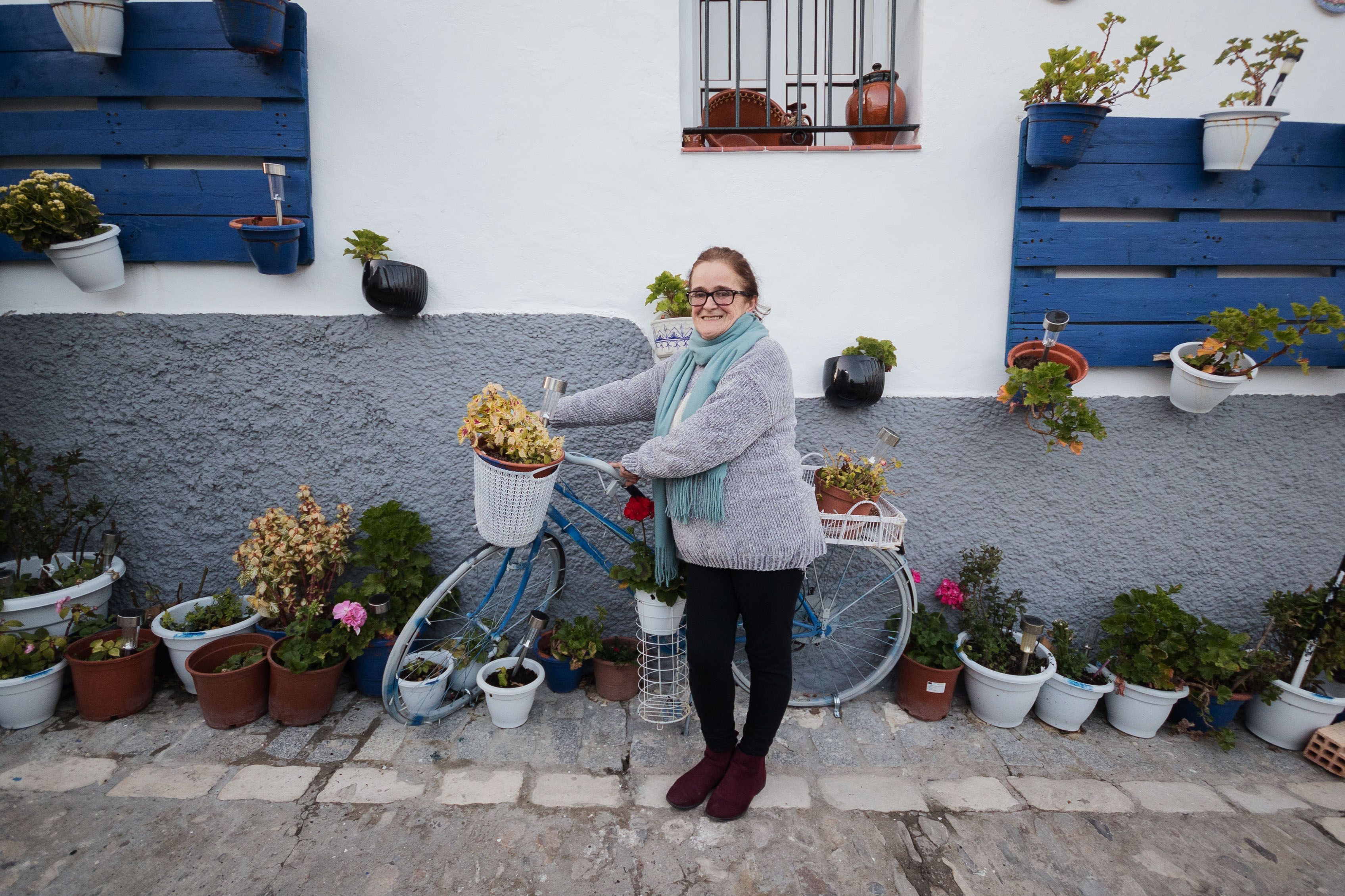 Rocío posa con la bicicleta decorativa de la calle.