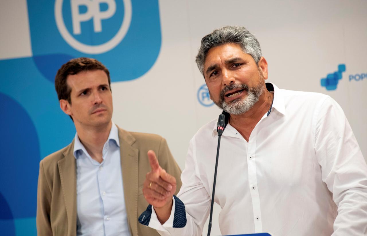 Juan José Cortés durante una rueda de prensa junto a Pablo Casado.