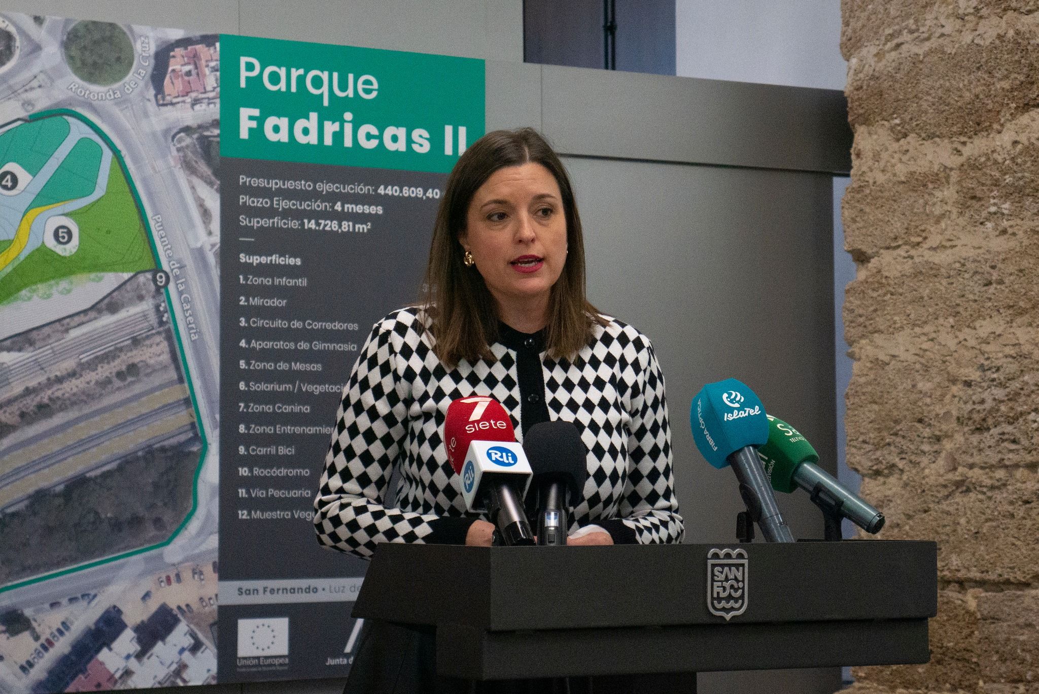 Imagen de archivo con un boceto de 'Fradicas II', en San Fernando, al fondo.