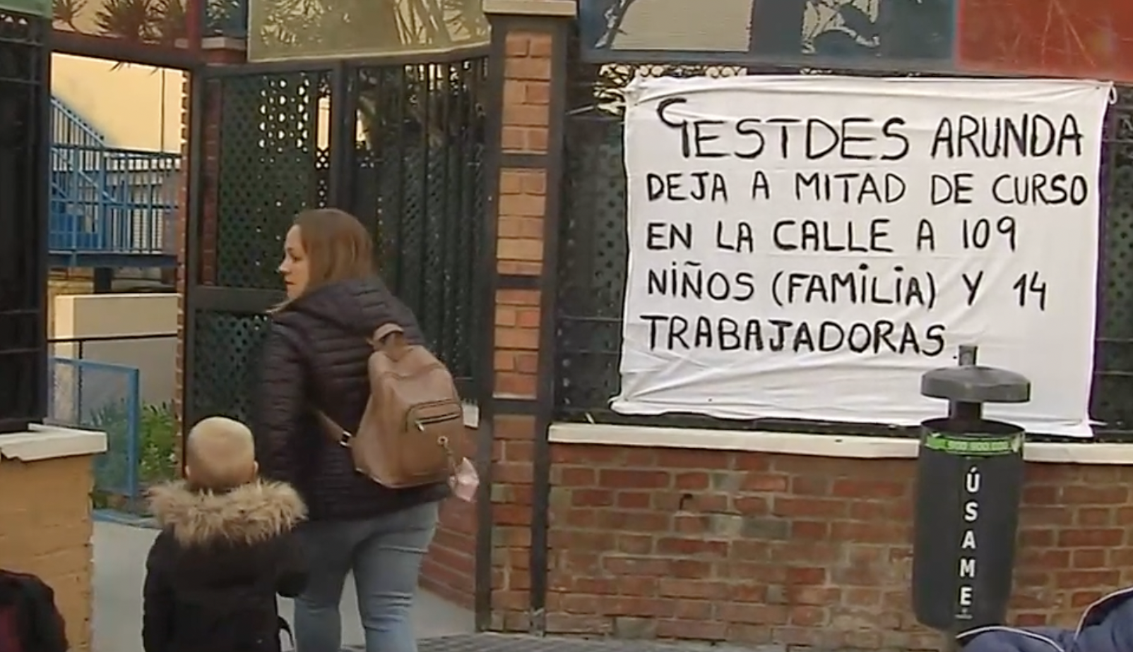 Protesta de las familias afectadas por el cierre de la guardería Nuestra Señora de la Paz en Málaga.  CANALSUR