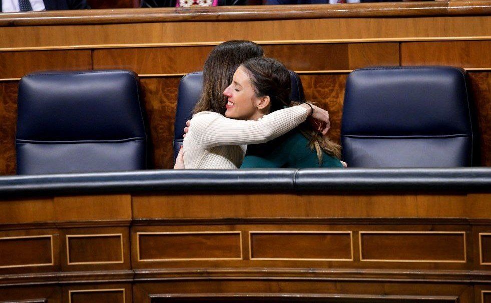 Montero se abraza con su compañera de Podemos Ione Belarra.