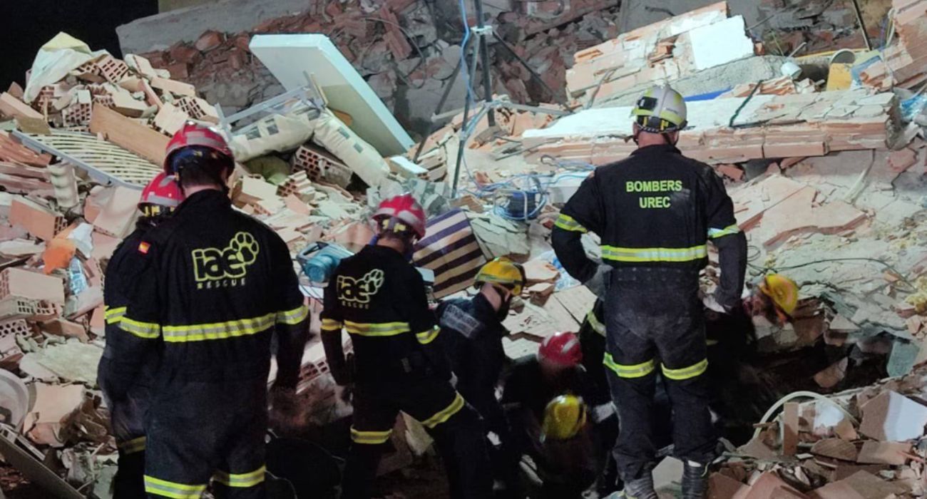 Bomberos españoles, colaborando en las labores de rescate del terremoto de Turquía. 