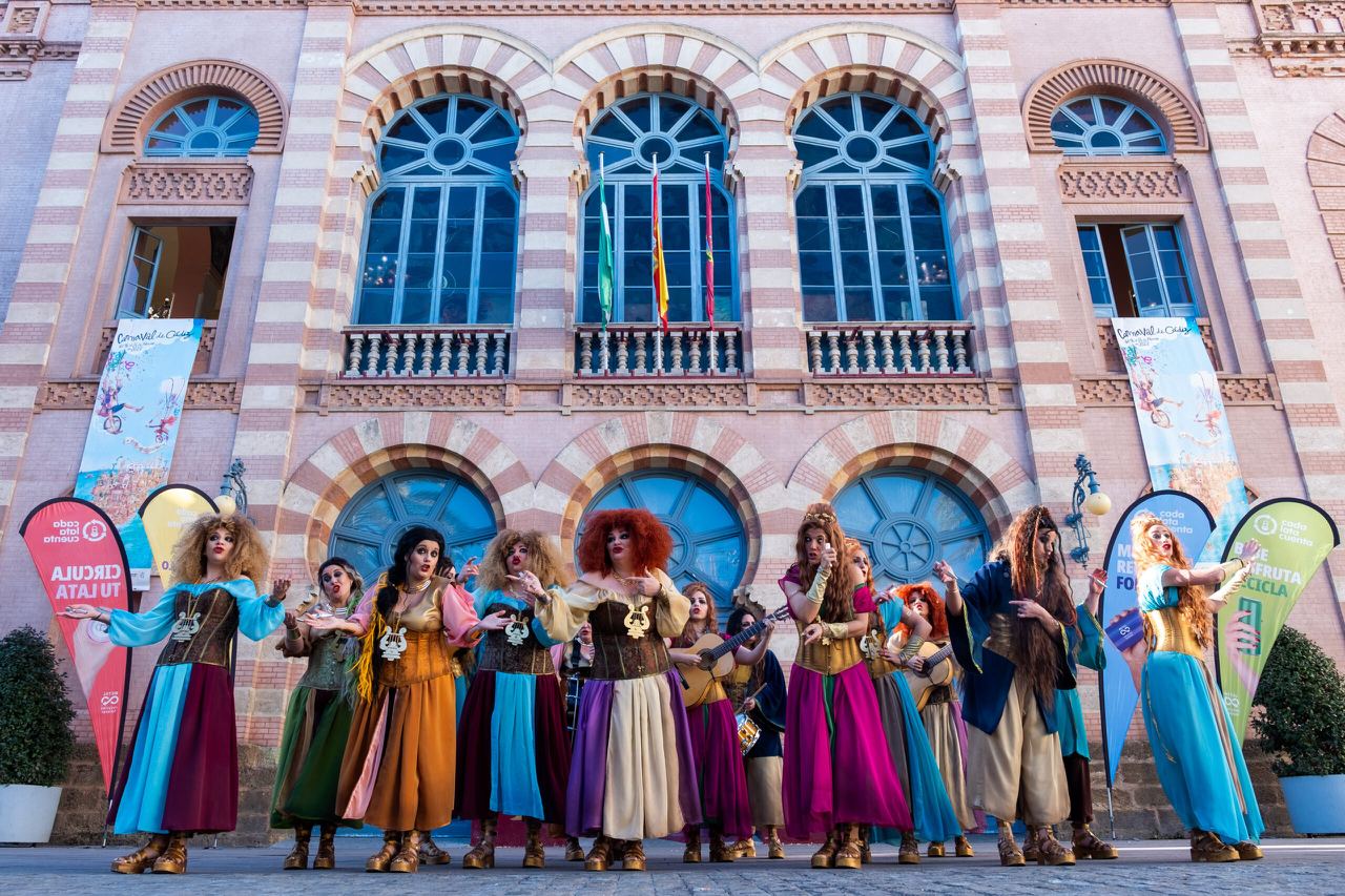Guía imprescindible para vivir el Carnaval de Cádiz: horarios, transporte, chirigotas callejeras.... En la imagen, la comparsa 'Las Musas'.