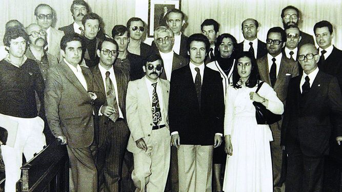 En la imagen la primera corporación municipal de la etapa democrática; a la derecha,  Juan Huerta. 