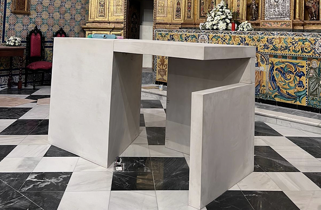 La singular mesa de altar instalada en Santa Clara.