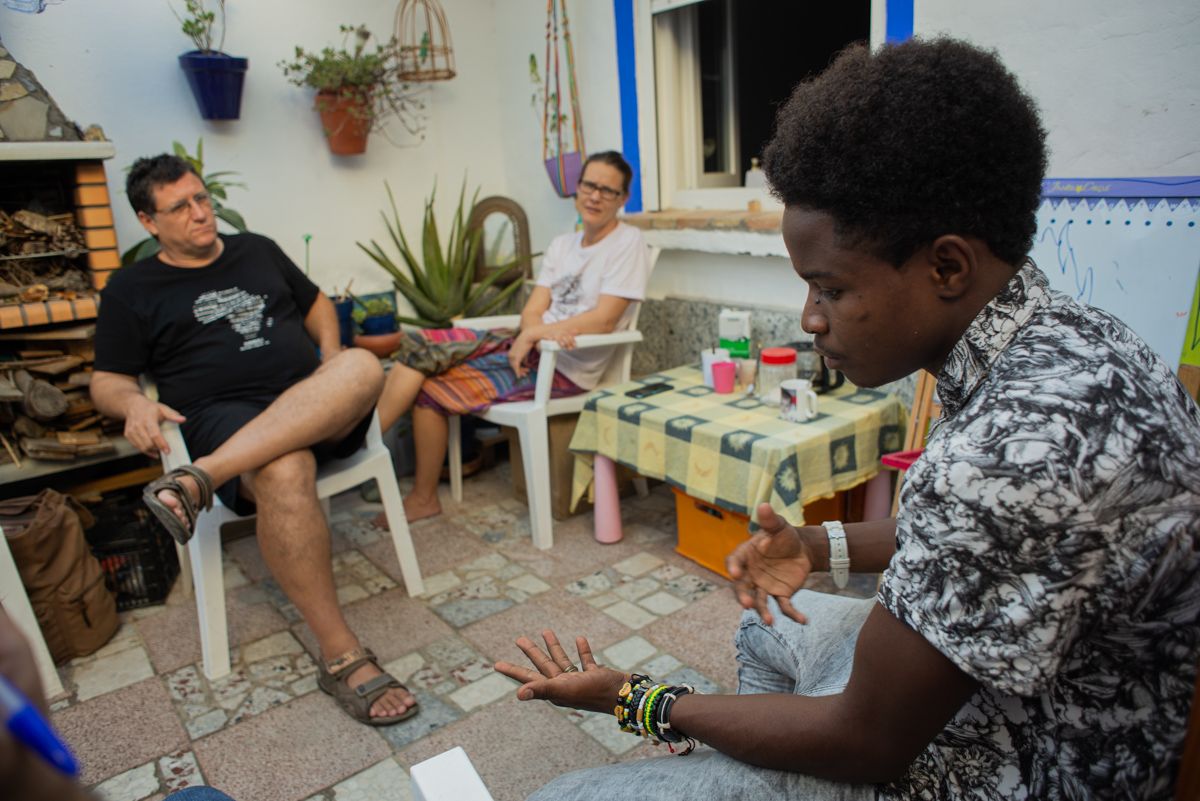 Abdalah, en primer plano, con Paco y Aurora al fondo. FOTO: MANU GARCÍA