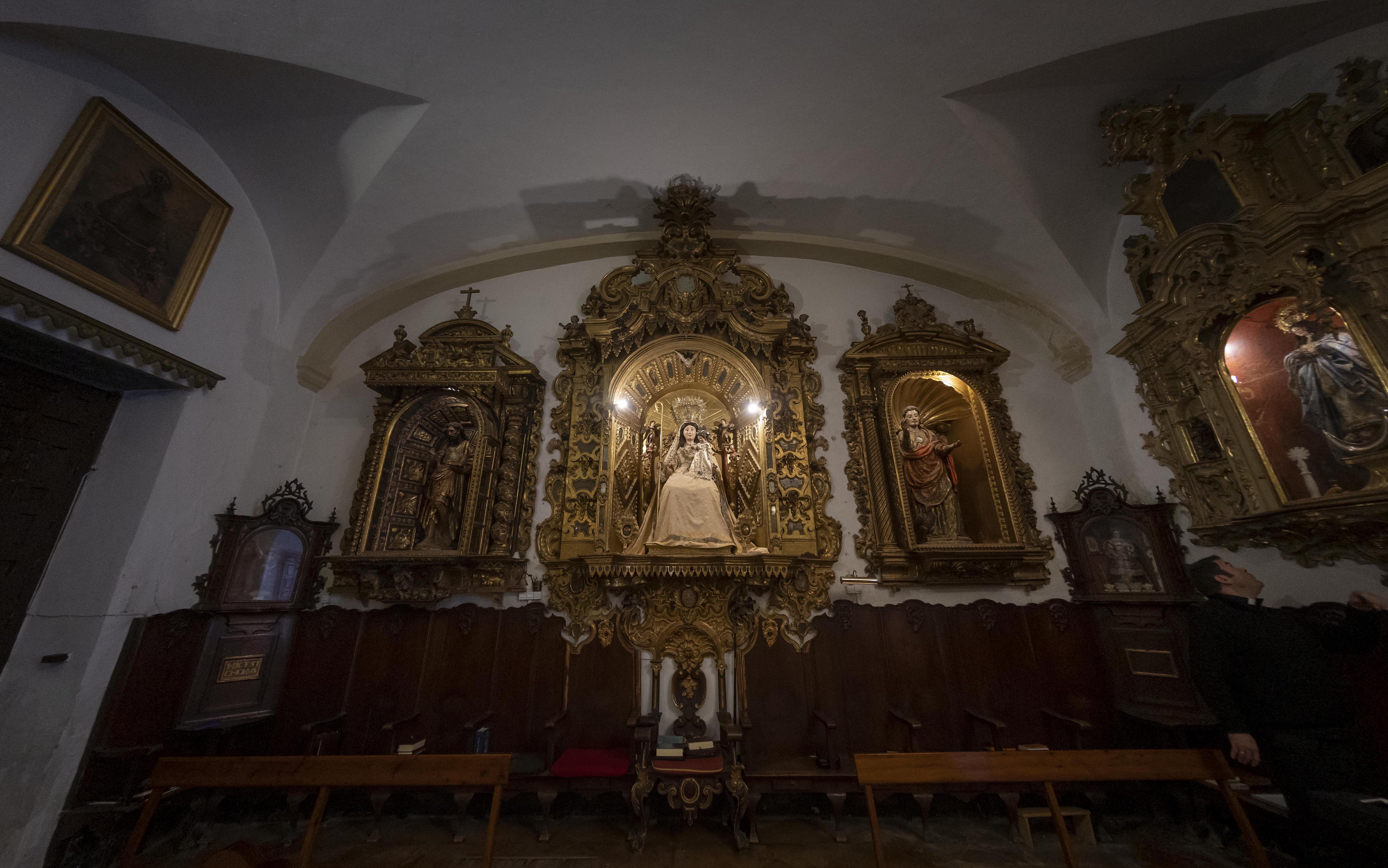 Altar con la llamada Virgen Abadesa.     ESTEBAN