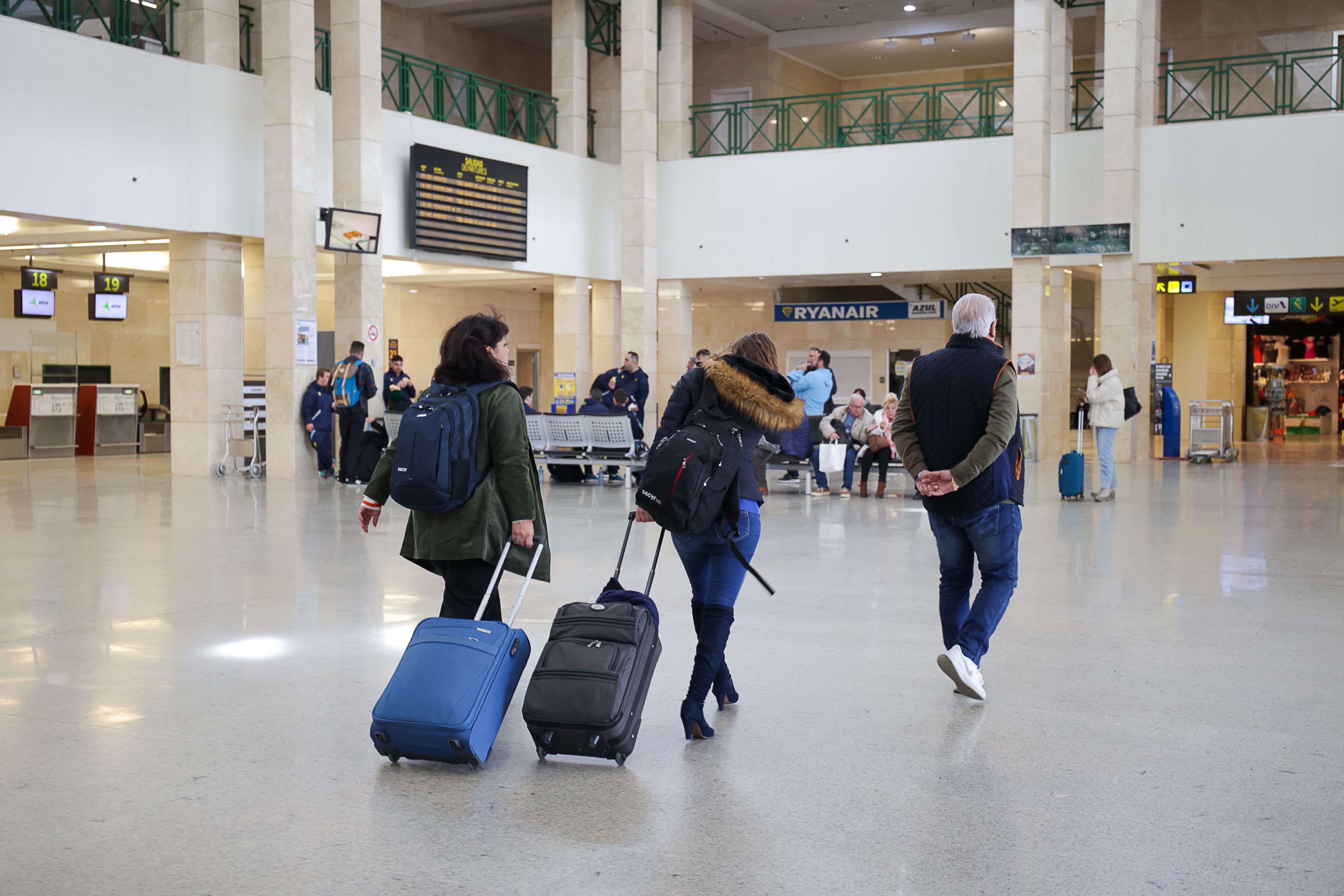 Pasajeros en la terminal del Aeropuerto de Jerez.