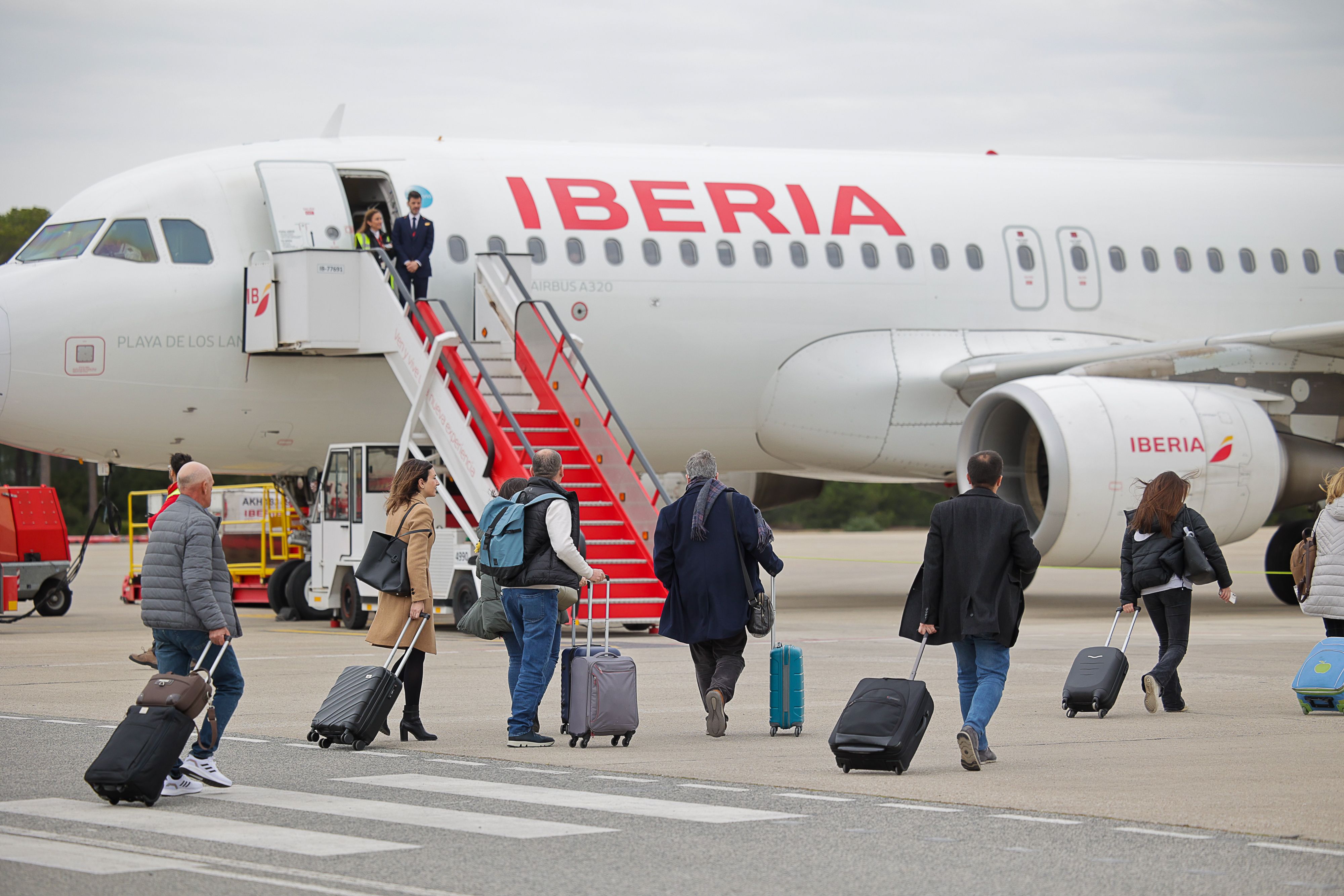 Viajeros camino de subir al avión en el Aeropuerto de Jerez.