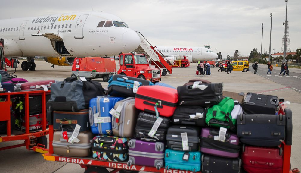 Equipajes desembarcando de un avión en el Aeropuerto de Jerez.