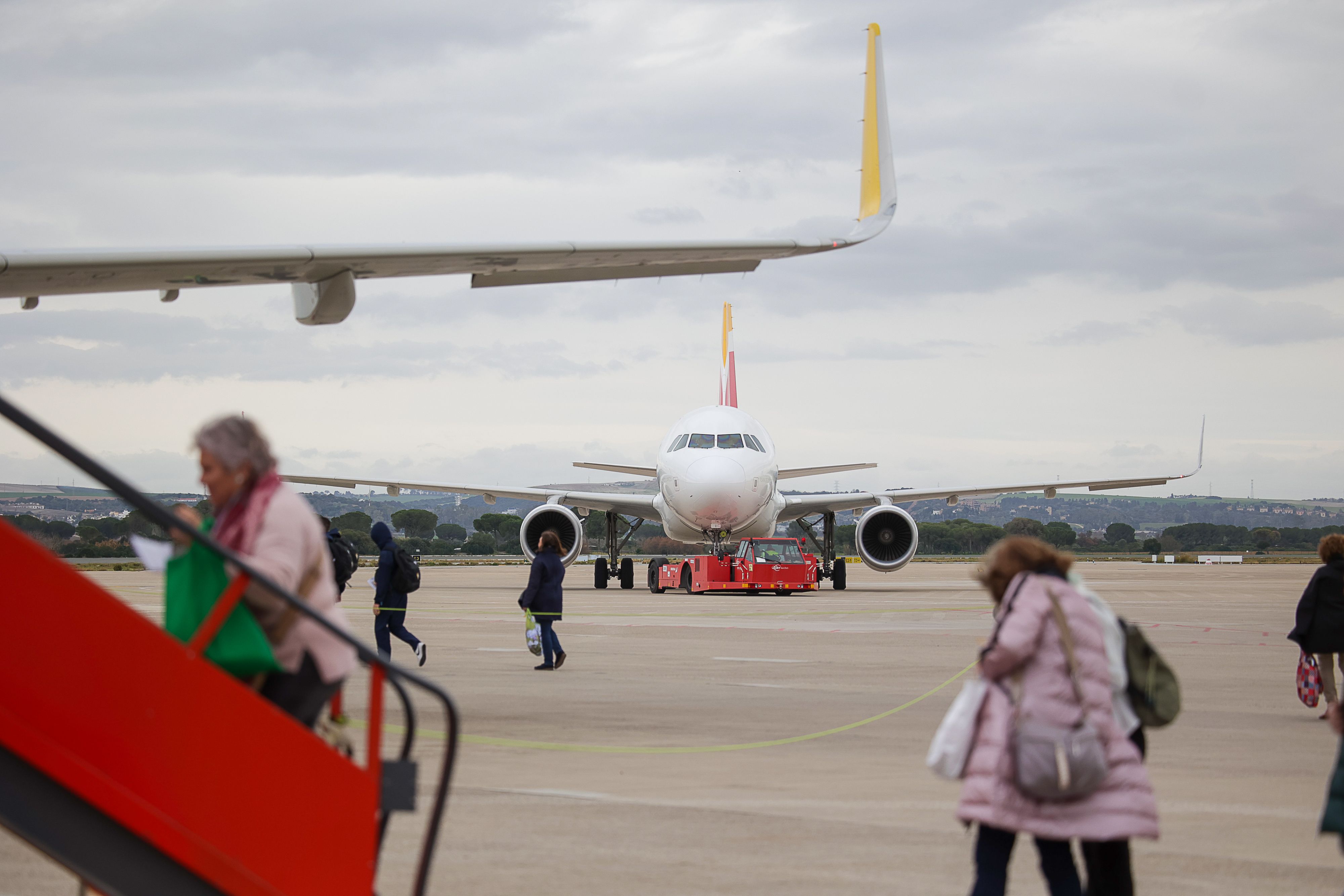 Aviones recibiendo pasajeros en la pista del Aeropuerto de Jerez.