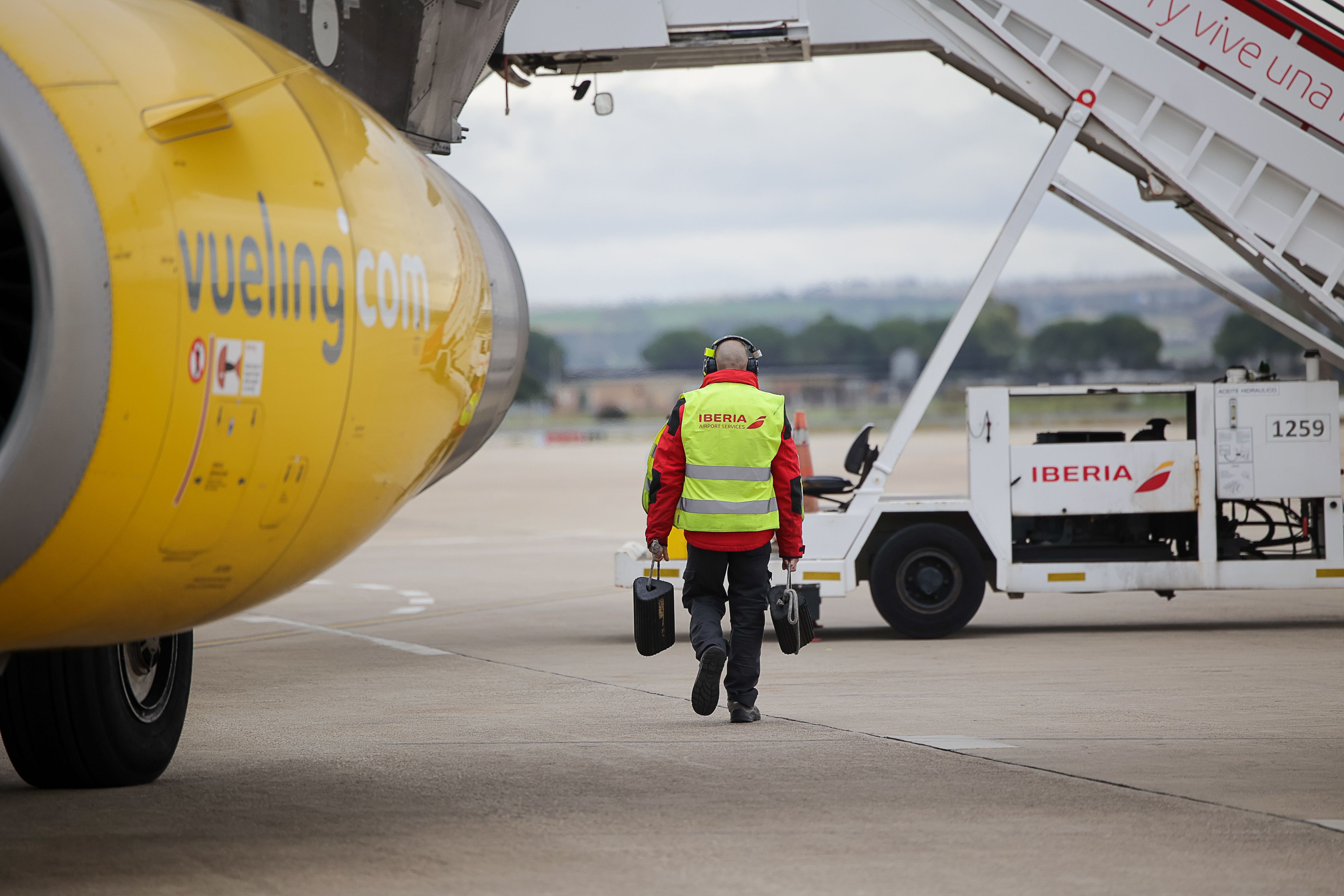 Un operario en el Aeropuerto de Jerez.