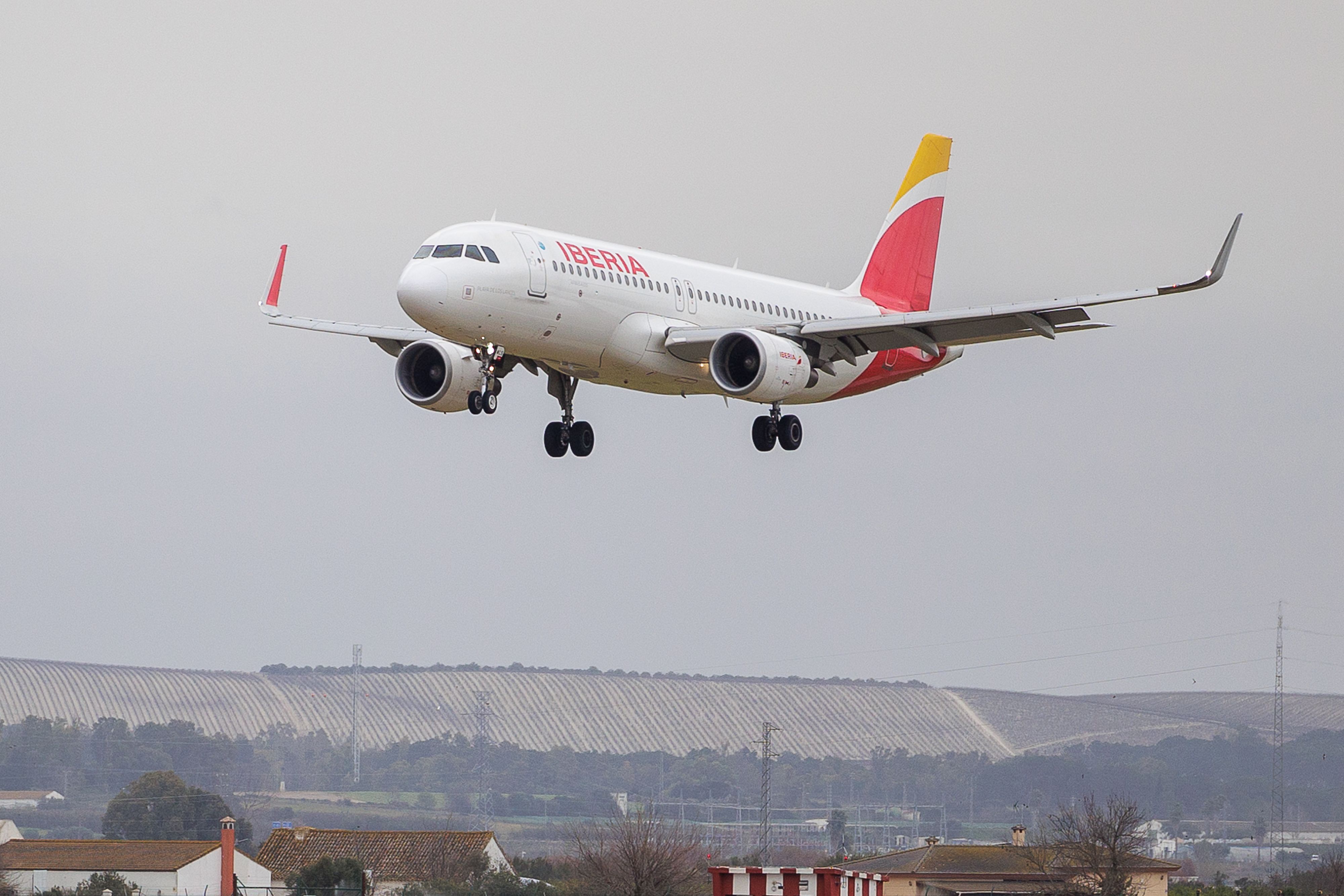 Un avión de Iberia, tras un vuelo, tomando tierra en el Aeropuerto de Jerez.