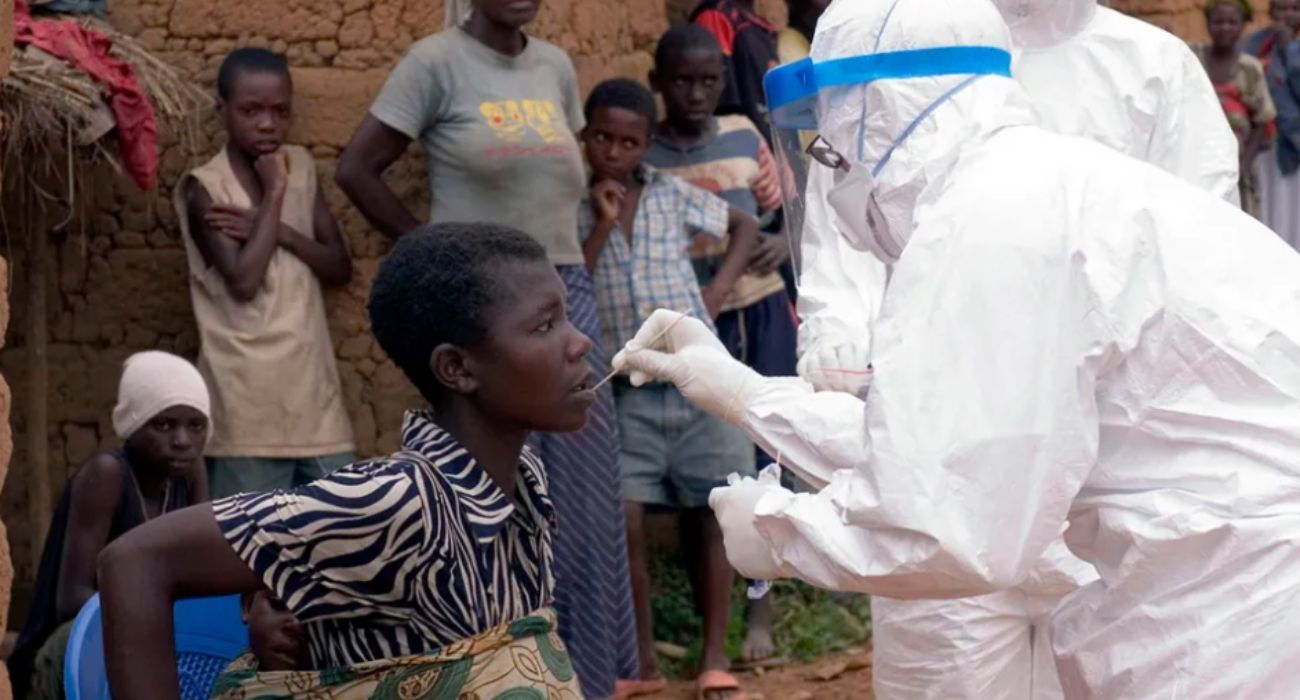 Personal sanitario realiza pruebas médicas en Guinea Ecuatorial. Preocupación por la llegada a España de Marburgo.