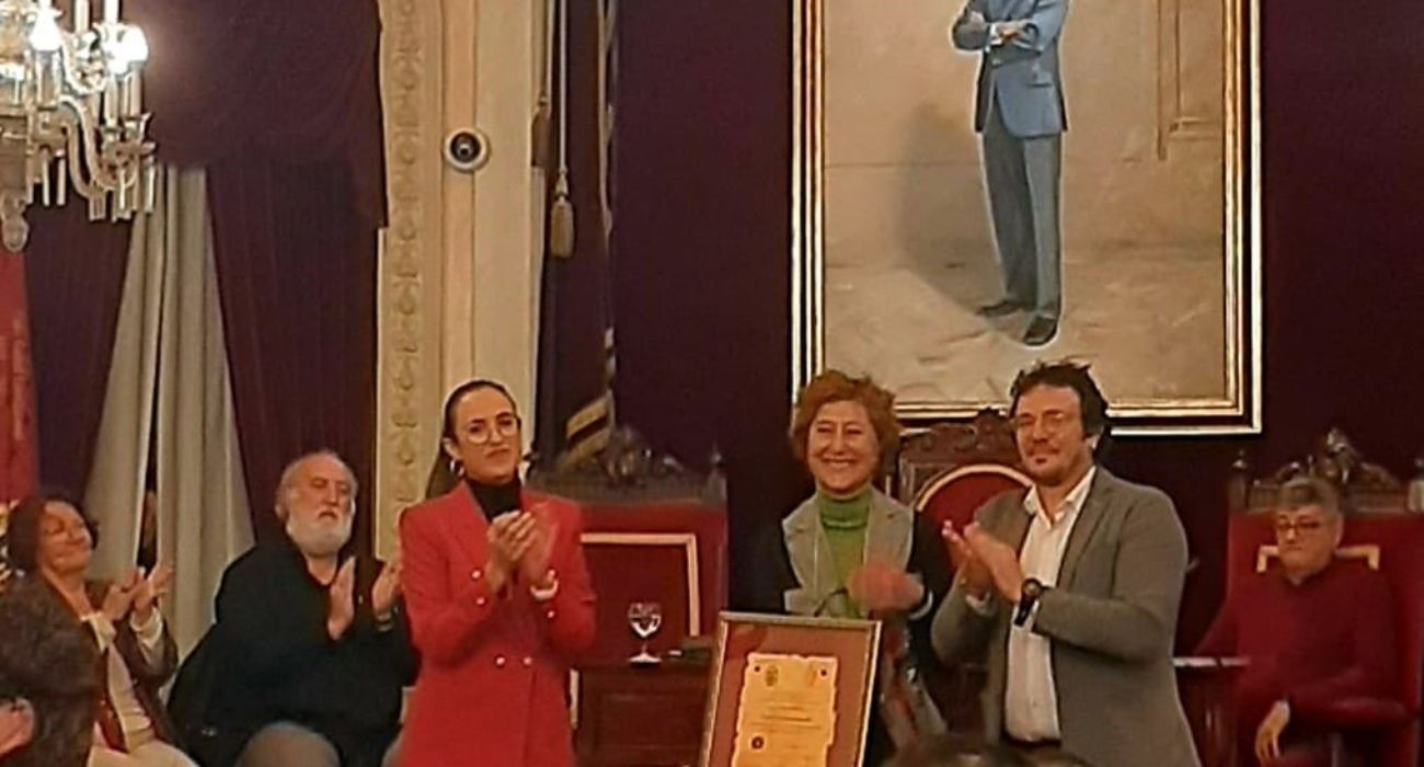 Mónica de Ramón, recogiendo el Hércules de Oro honorífico a la memoria de Juan Manzorro.