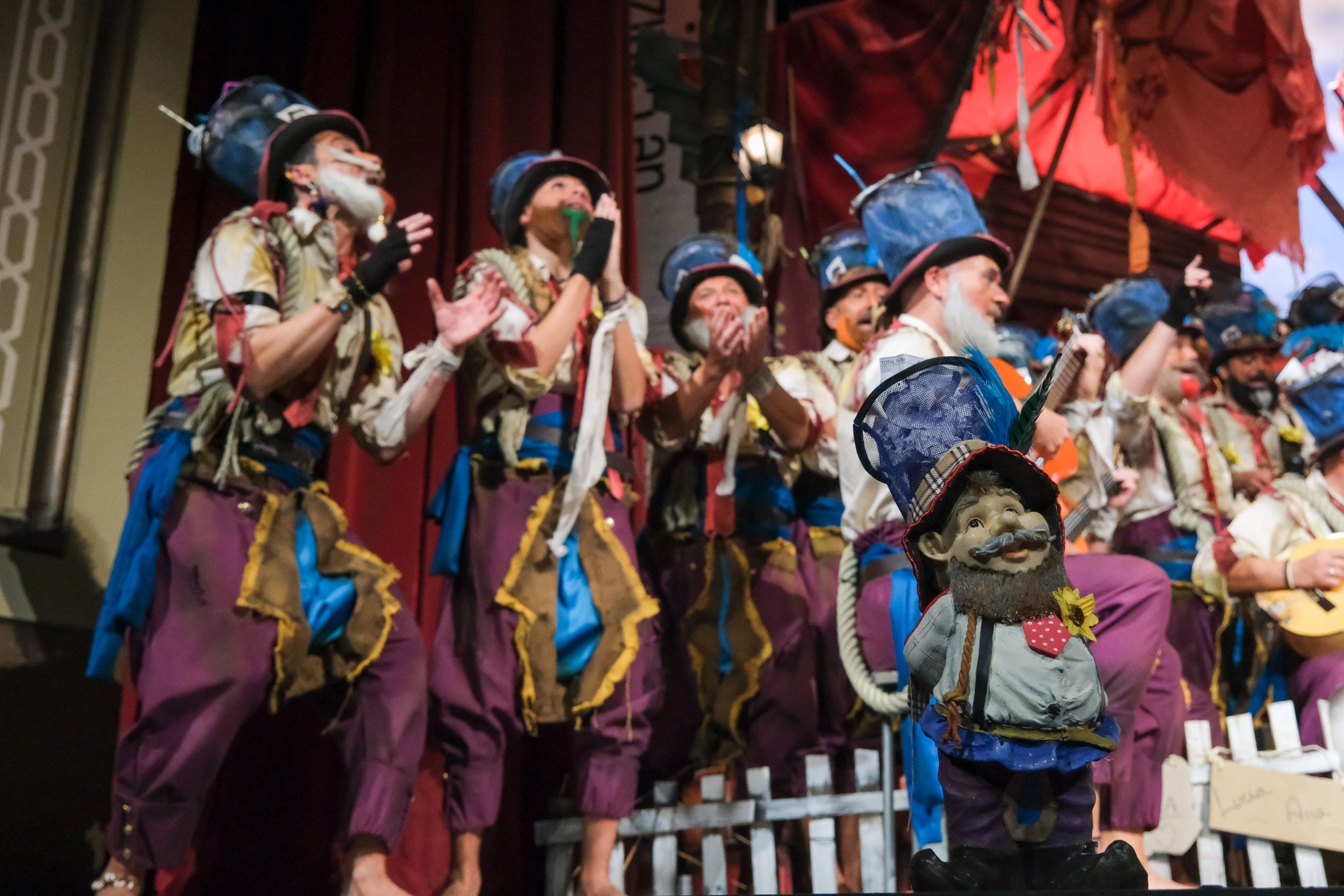 El coro 'Los Martínez', durante su actuación en la gran final del COAC. El coro 'Los Martínez', durante su actuación en la gran final del COAC.