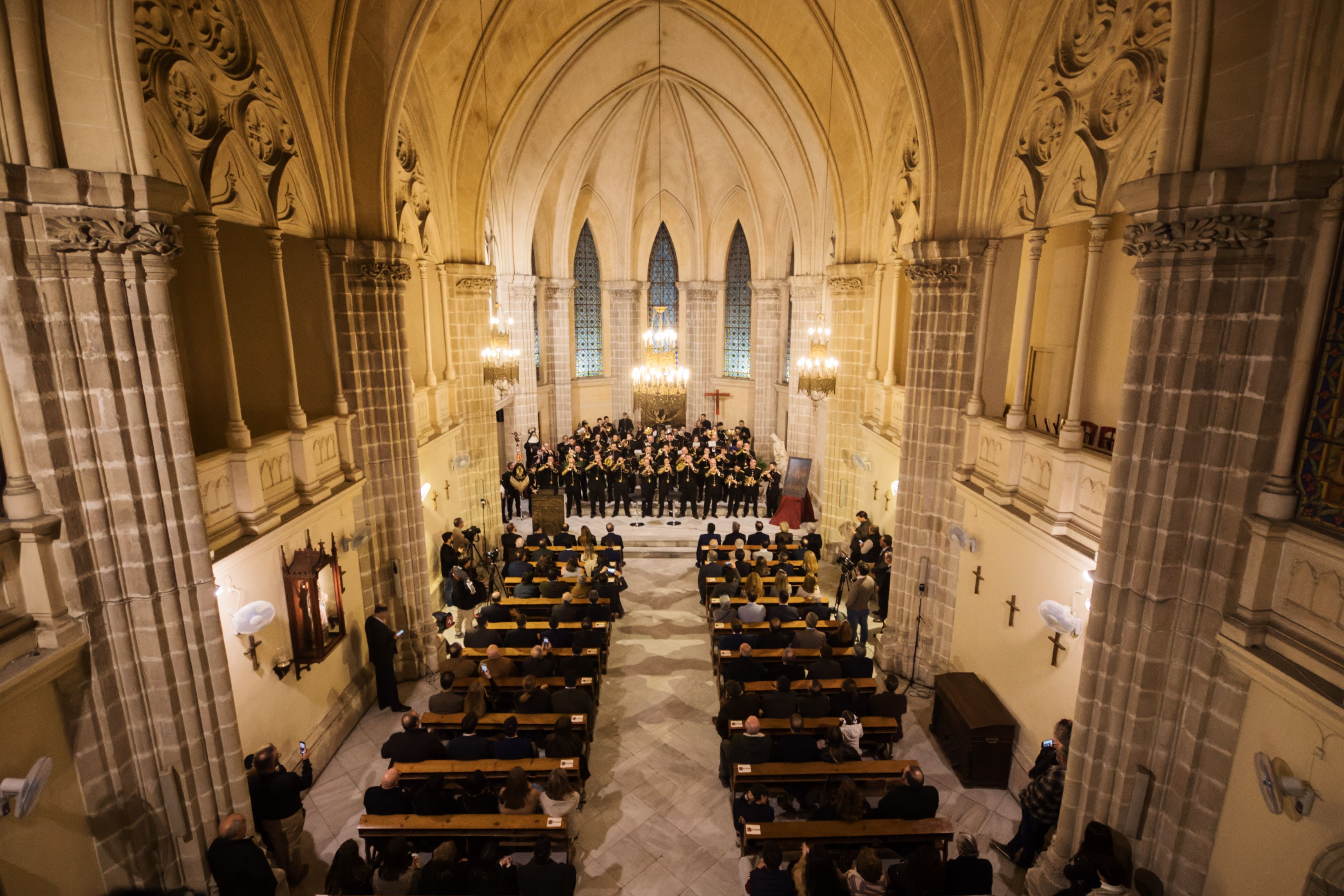 Aspecto de la Iglesia de la Compañía llena de público y con la banda formada en el presbiterio. CANDELA NUÑEZ