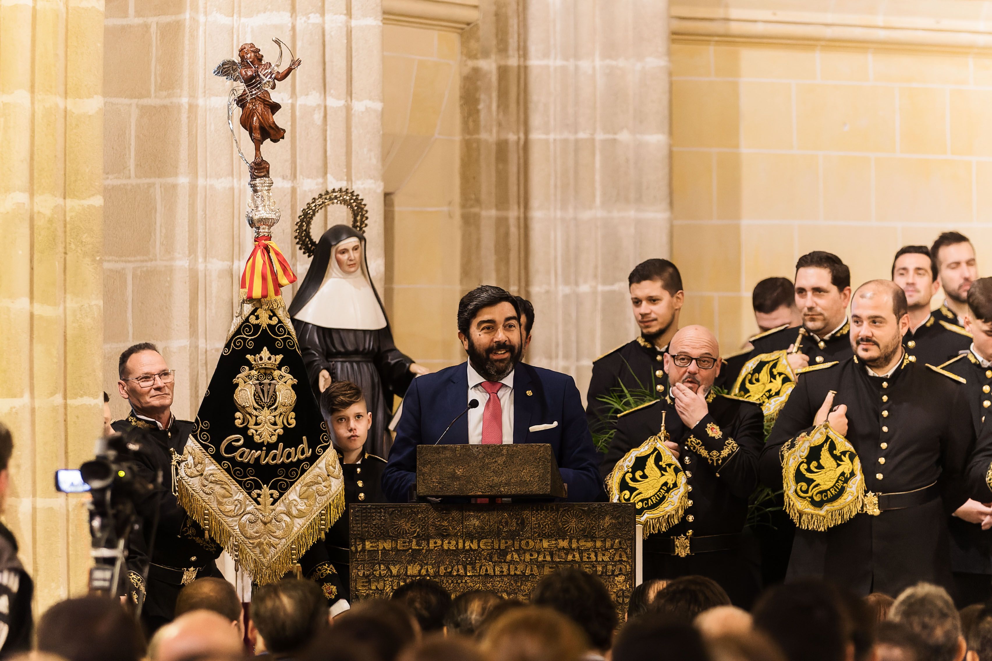 El presidente del Consejo cerrado el acto.      CANDELA NUÑEZ